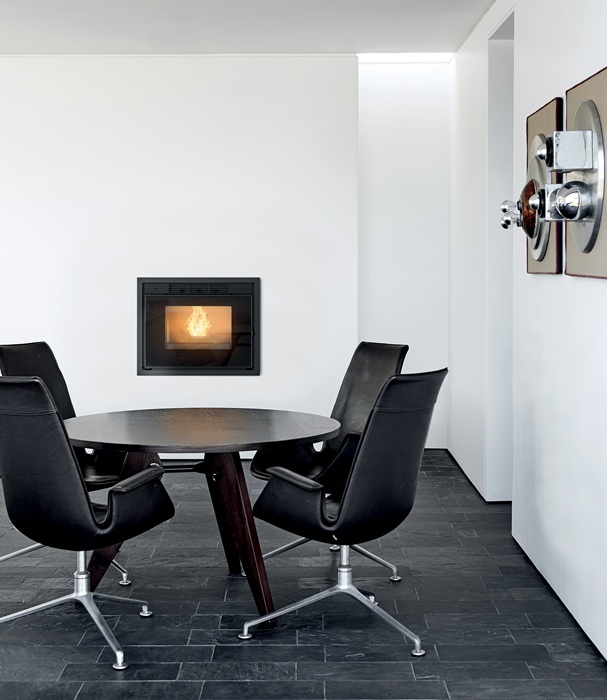 Il termocamino a pellet Vivo 90 Hydro di MCZ riscalda l’acqua dell’impianto e diffonde aria calda con il ventilatore. Focolare e braciere sono in ghisa. Potenza 18 e 24,7 kW. Capacità serbatoio 42 kg, fino a 45 ore di funzionamento. Classe A++, ambientale 4 stelle. Misura L 91,7 x P 73,2 x H 60,9 cm. Costa da 4.650 euro + Iva. www.mcz.it Il termocamino a pellet Vivo 90 Hydro di MCZ riscalda l’acqua dell’impianto e diffonde aria calda con il ventilatore. Focolare e braciere sono in ghisa. Potenza 18 e 24,7 kW. Capacità serbatoio 42 kg, fino a 45 ore di funzionamento. Classe A++, ambientale 4 stelle. Misura L 91,7 x P 73,2 x H 60,9 cm. Costa da 4.650 euro + Iva. www.mcz.it