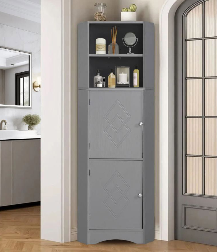 Può essere sistemata in bagno o in un angolo vicino alla porta la colonna angolare con due ante e due vani a giorno in vendita su Vente-unique. La superficie in una colorazione grigio chiaro è impermeabile e facile da pulire; i ripiani regolabili consentono di adattarsi alle diverse esigenze.  Misura L 36,5 x P 36,5 x H 155 cm. Prezzo 155,99 euro. www.vente-unique.it Può essere sistemata in bagno o in un angolo vicino alla porta la colonna angolare con due ante e due vani a giorno in vendita su Vente-unique. La superficie in una colorazione grigio chiaro è impermeabile e facile da pulire; i ripiani regolabili consentono di adattarsi alle diverse esigenze.  Misura L 36,5 x P 36,5 x H 155 cm. Prezzo 155,99 euro. www.vente-unique.it