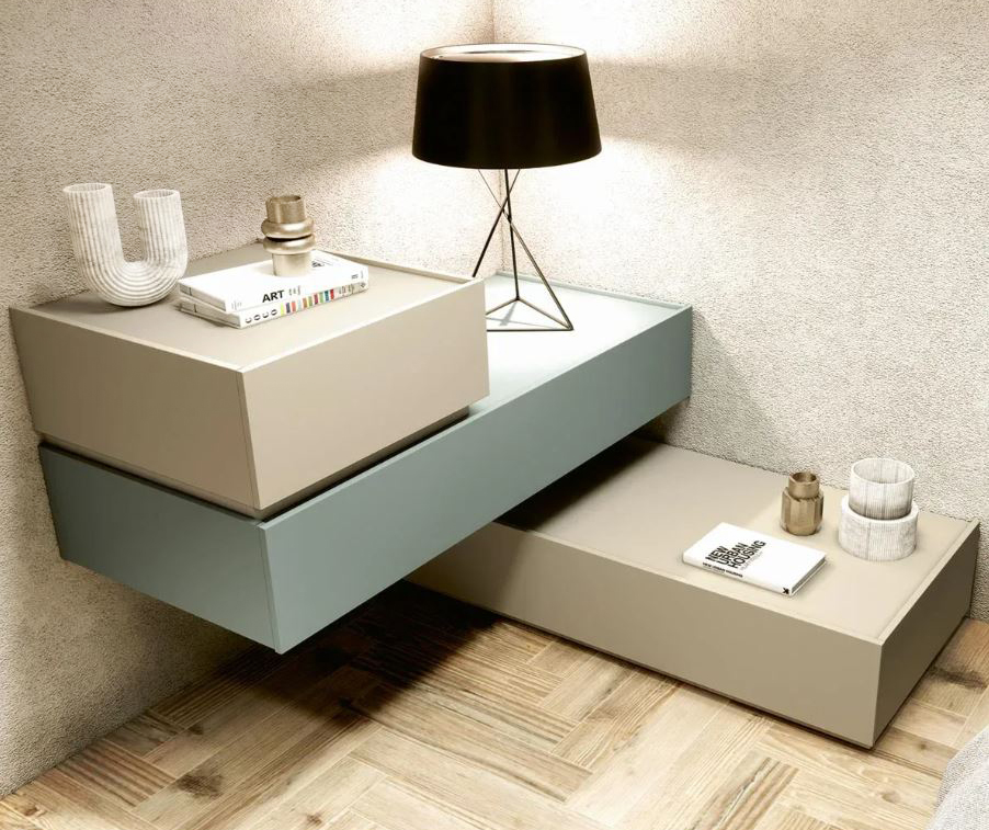 Colori chiari per il comò angolare in vendita su Zenzero Shop che è composto da tre moduli sovrapposti in modo asimmetrico, dotati di cassetti e realizzati in laccato Polvere e materico Duna. Il modulo a terra misura L 121,4 x P 53 x H 24,6 cm. Il modulo sospeso senza zoccolo misura L 121,4 x P 53 x H 20,8 cm. Il modulo sospeso con zoccolo misura L 51,4 x P 53 x H 24,6 cm. Prezzo 1.399 euro. www.zenzeroshop.it Colori chiari per il comò angolare in vendita su Zenzero Shop che è composto da tre moduli sovrapposti in modo asimmetrico, dotati di cassetti e realizzati in laccato Polvere e materico Duna. Il modulo a terra misura L 121,4 x P 53 x H 24,6 cm. Il modulo sospeso senza zoccolo misura L 121,4 x P 53 x H 20,8 cm. Il modulo sospeso con zoccolo misura L 51,4 x P 53 x H 24,6 cm. Prezzo 1.399 euro. www.zenzeroshop.it