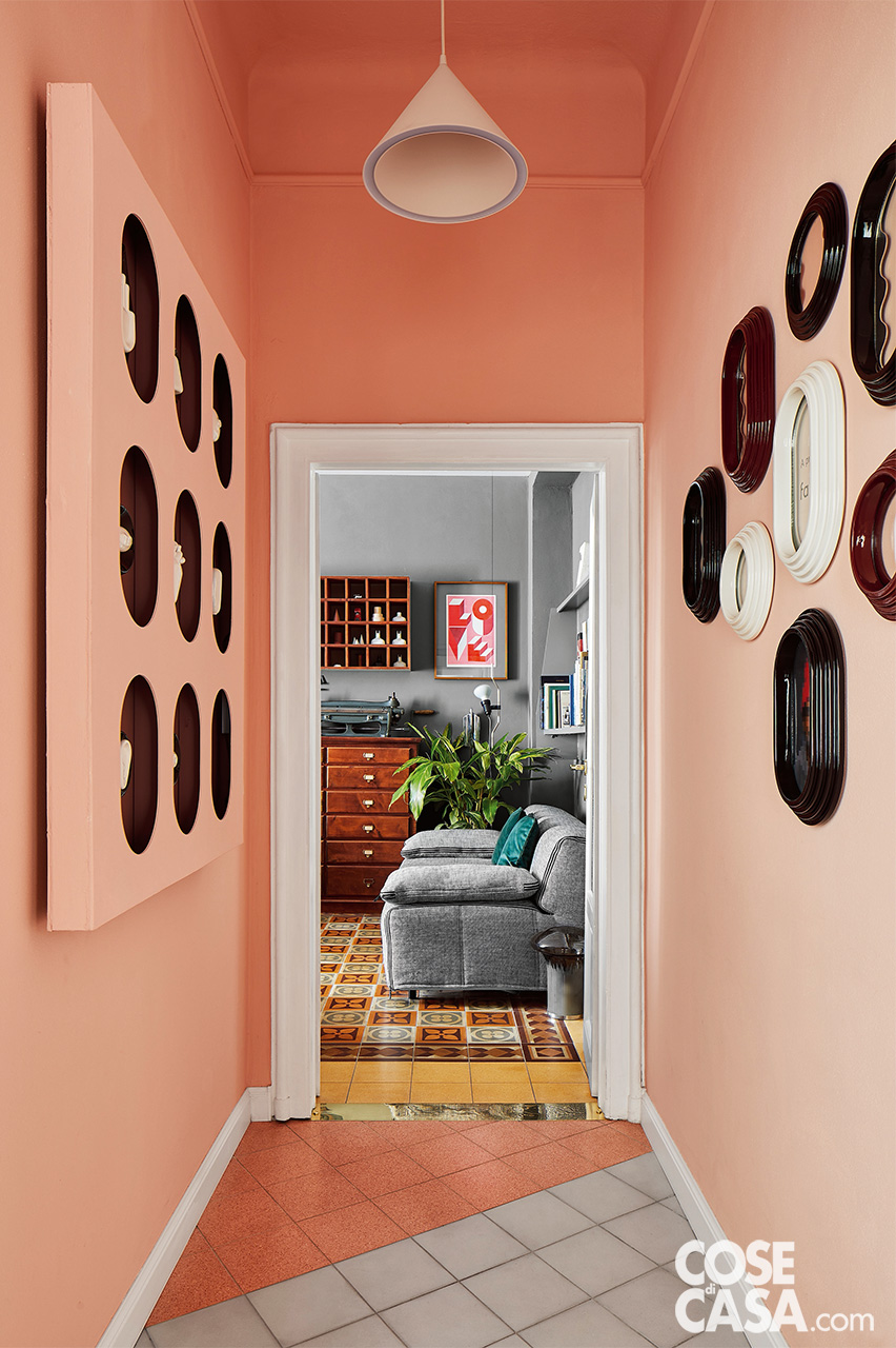 Corridoio con pareti e soffitto totalmente dipinti in color rosa antico, con un originale effetto scatola