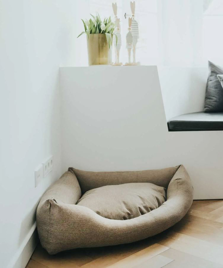 È disponibile in tre formati la cuccia triangolare Hunter - Livingston in vendita su Il barbone.info che può essere posizionata in qualsiasi angolo. È imbottita in poliestere e rivestita in tessuto strutturale, morbido e robusto, sfoderabile e lavabile in lavatrice. Misura L 55 x P 55 x H cm, L 75 x P 75 cm e L 95 x P 95 cm. Prezzo a partire da 123 euro. https://www.ilbarbone.info/shop/ È disponibile in tre formati la cuccia triangolare Hunter - Livingston in vendita su Il barbone.info che può essere posizionata in qualsiasi angolo. È imbottita in poliestere e rivestita in tessuto strutturale, morbido e robusto, sfoderabile e lavabile in lavatrice. Misura L 55 x P 55 x H cm, L 75 x P 75 cm e L 95 x P 95 cm. Prezzo a partire da 123 euro. https://www.ilbarbone.info/shop/