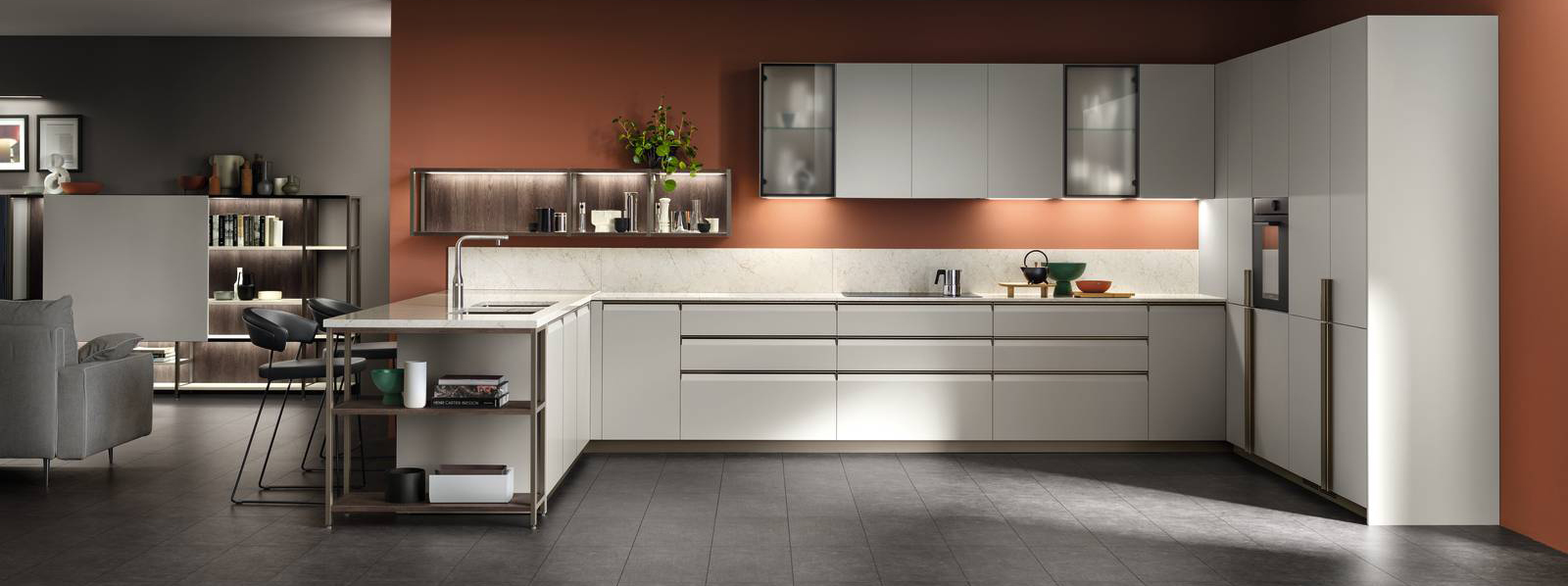 Ha le ante lisce realizzate in PET nella raffinata e luminosa colorazione Pioggia la grande cucina a golfo Formalia di Scavolini. Lateralmente è presente la penisola attrezzata con il lavello e il bancone snack da un lato e la grande armadiatura a colonne dall'altro. Prezzo su richiesta. www.scavolini.com Ha le ante lisce realizzate in PET nella raffinata e luminosa colorazione Pioggia la grande cucina a golfo Formalia di Scavolini. Lateralmente è presente la penisola attrezzata con il lavello e il bancone snack da un lato e la grande armadiatura a colonne dall'altro. Prezzo su richiesta. www.scavolini.com