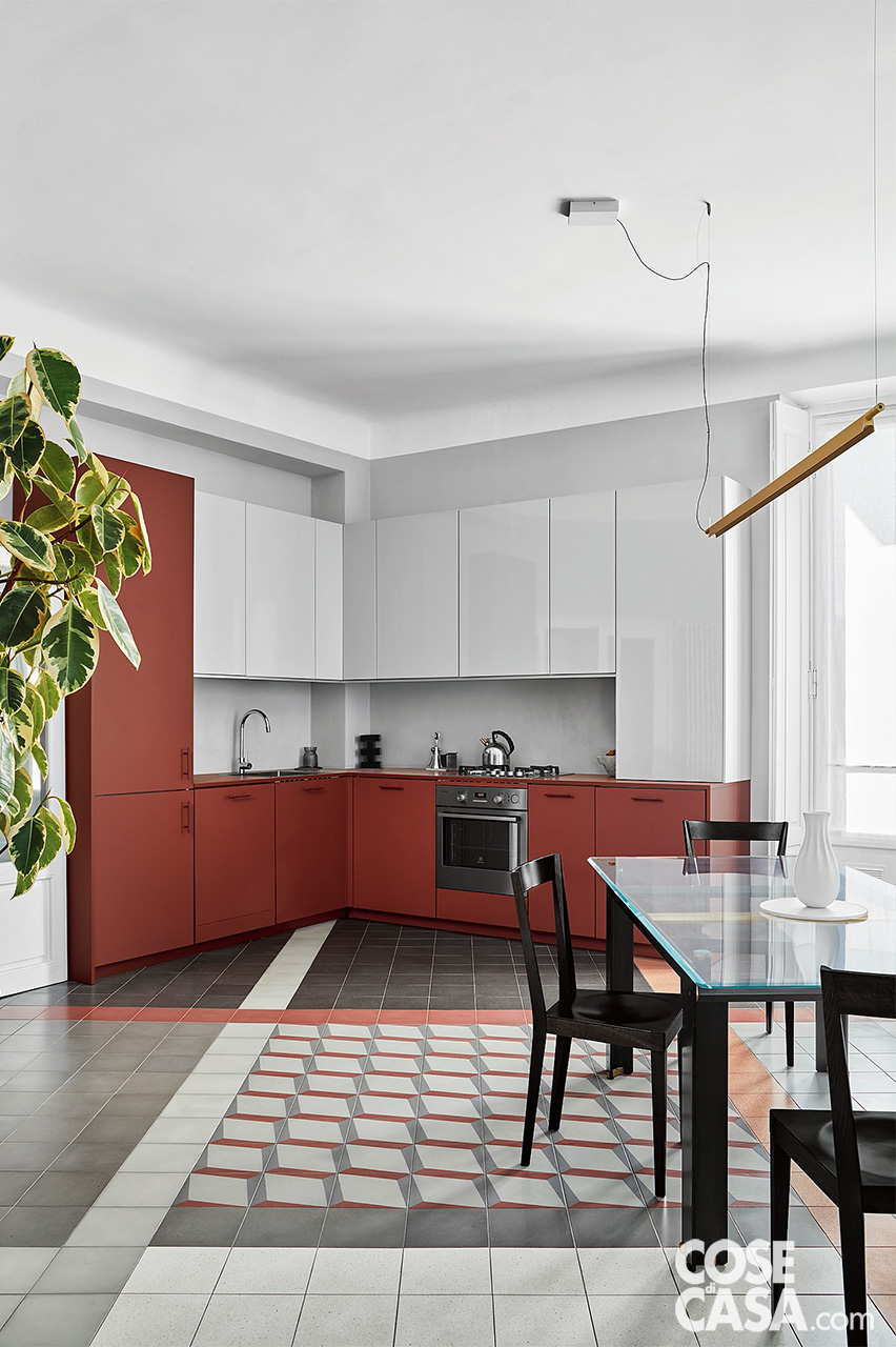 Cucina angolare laccata bianca e rosso antico