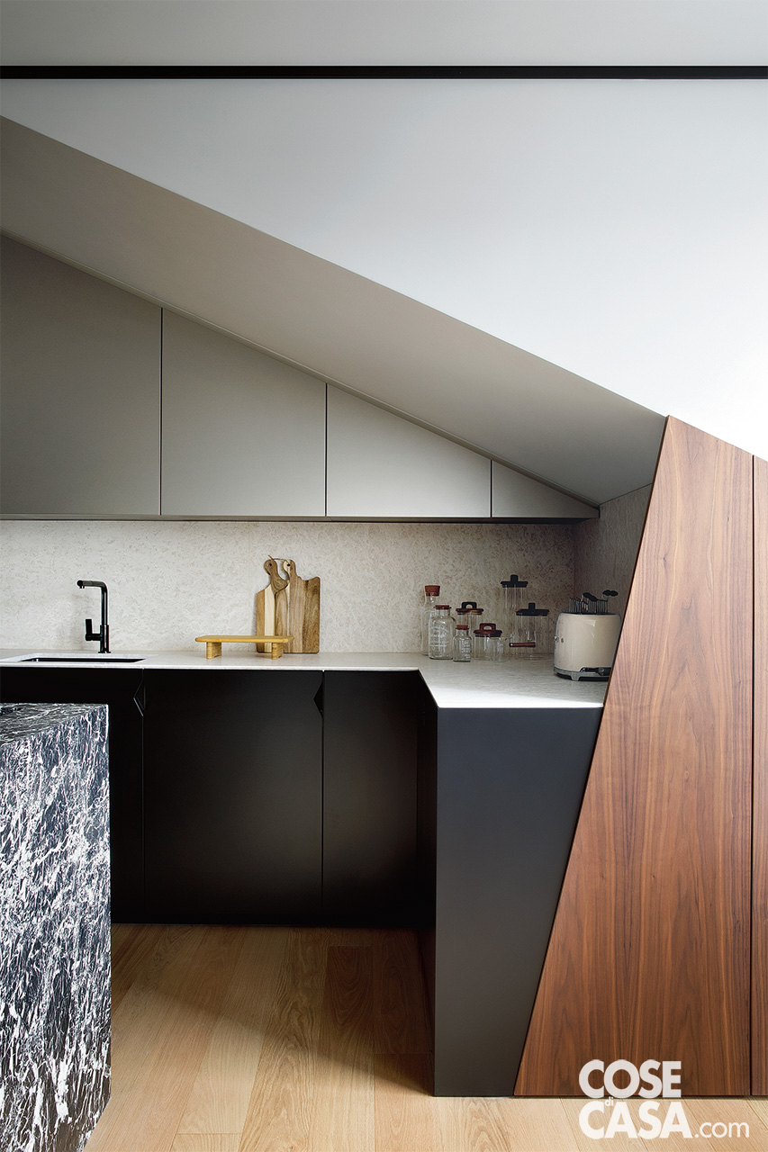 cucina angolare nera nel sottotetto