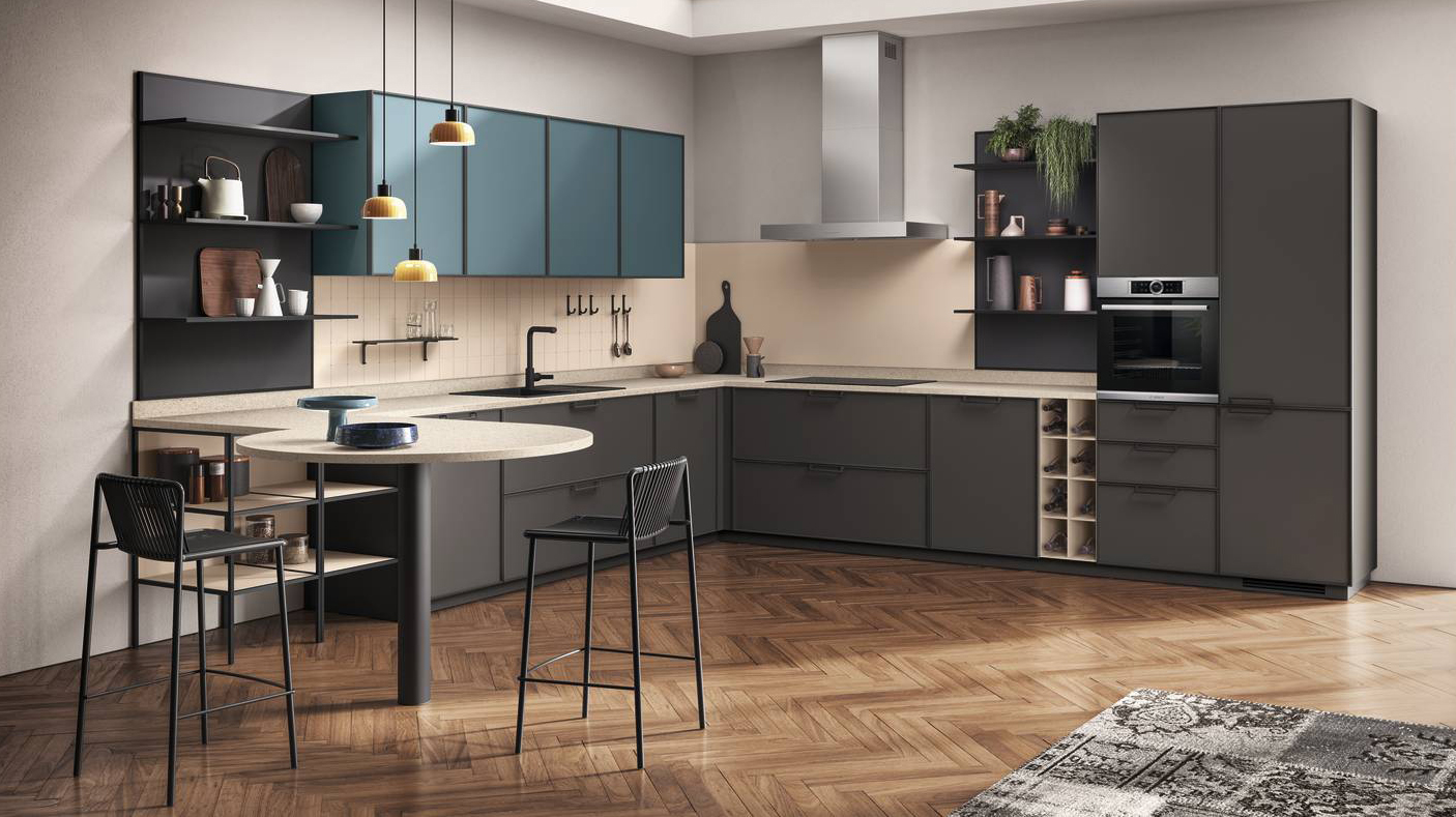 Ha le basi e le colonne in Laccato opaco Grigio Ferro la cucina ad angolo Jeometrica di Scavolini; i pensili in Laccato Verde Ottanio “illuminano” la composizione. Le maniglie in metallo nella finitura Antracite sono coordinate con le mensole con lo schienale in decorativo Anise. Il piano di lavoro è in Quarz Bianco City.  Prezzo su richiesta. www.scavolini.com