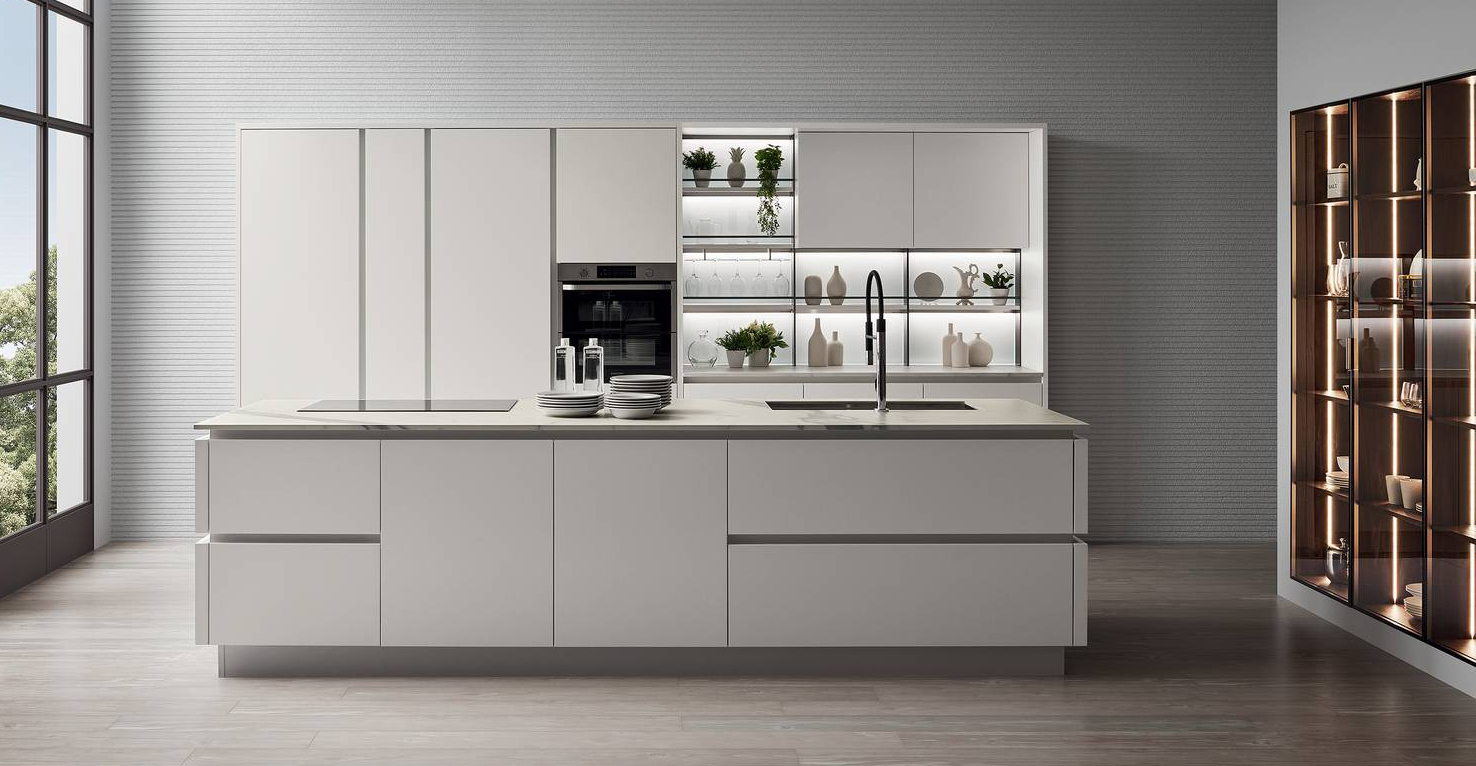 Effetto total white per la composizione Oyster di Veneta Cucine si articola in una grande isola, attrezzata con lavello e fuochi, e in una armadiatura con scaffali e boiserie StepSystem in finitura Bronzo con schienale vetro luminoso. Le ante sono in Laccato Opaco Bianco e sono dotate del sistema di apertura ShellSystem che permette l’apertura dell’anta senza l’utilizzo della maniglia. Il top è in Caranto Ker nella scenografica finitura Calacatta Statuario Opaco. Un modulo base da 60 cm, prezzo a partire da 335 euro. www.venetacucine.com
