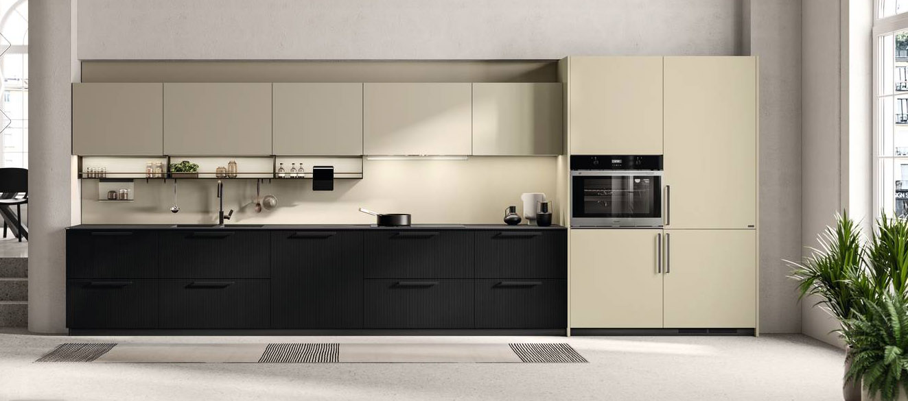 Effetto optical per la cucina Musa di Scavolini che abbina le basi con ante in impiallacciato dogato Rovere Berry ai pensili e alle colonne con ante in laminato Urban Gold. Le maniglie orizzontali sono in metallo nella finitura antracite; il piano di lavoro, con la zona cottura e lavaggio, è realizzato in laminato Stratificato Nero Ardesia. Prezzo su richiesta. www.scavolini.com