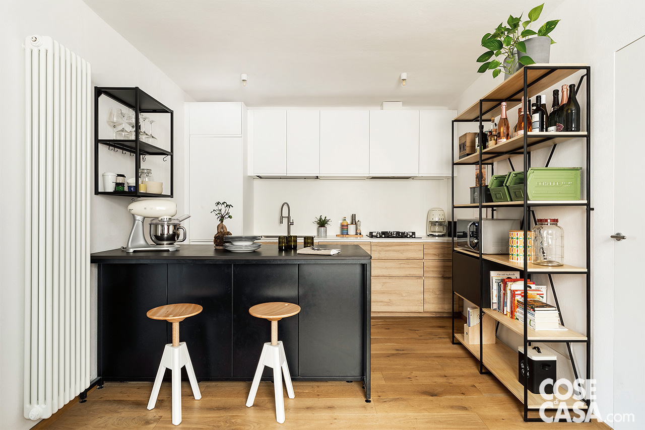 cucina bianca e rovere con isola nera