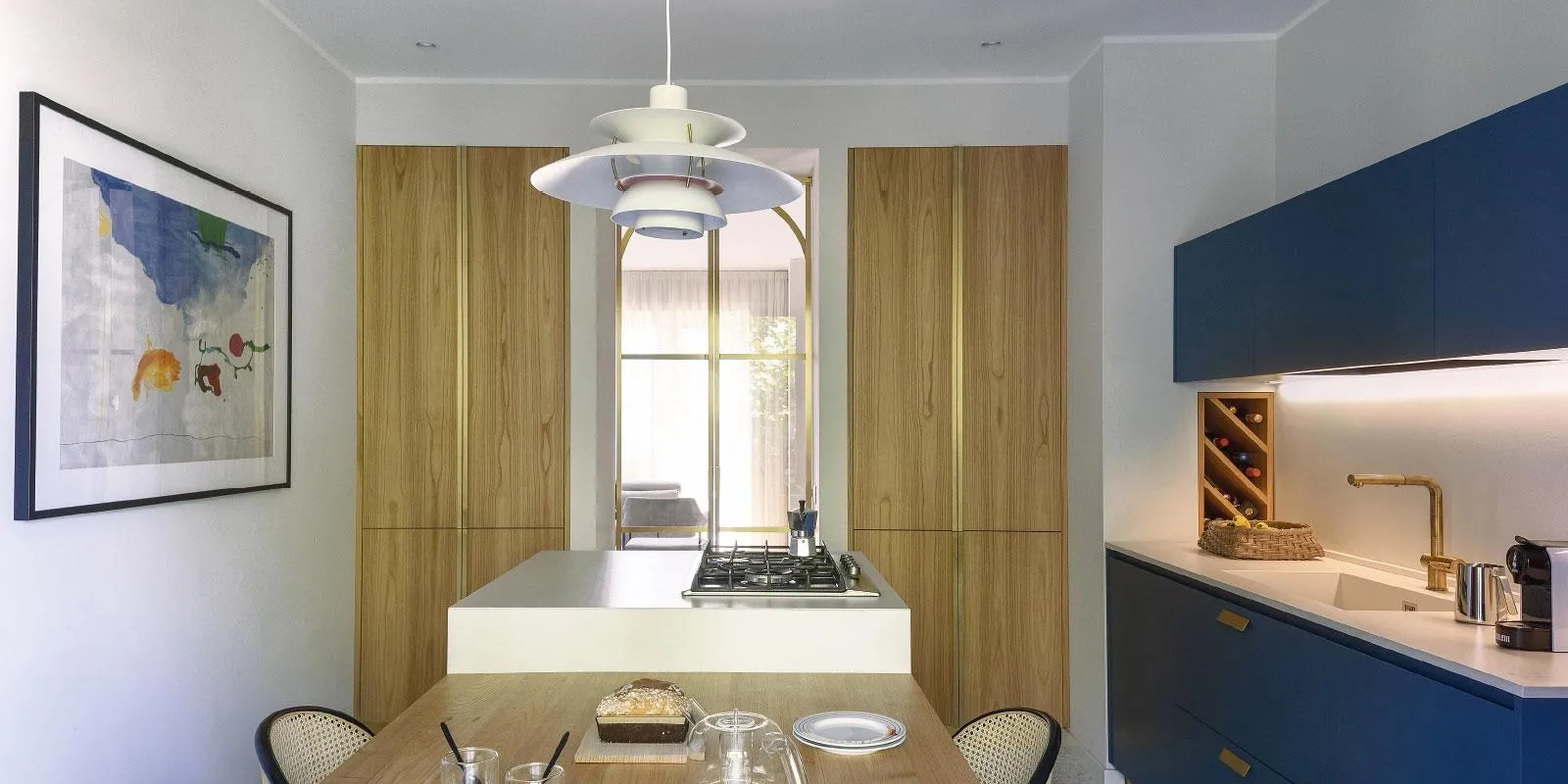 Cucina bicolore bianca e legno con isola