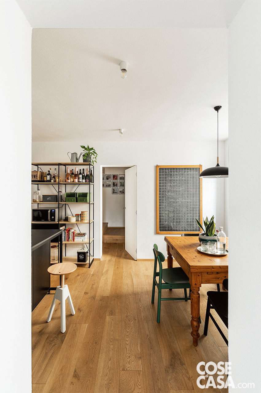 cucina con tavolo in legno massello