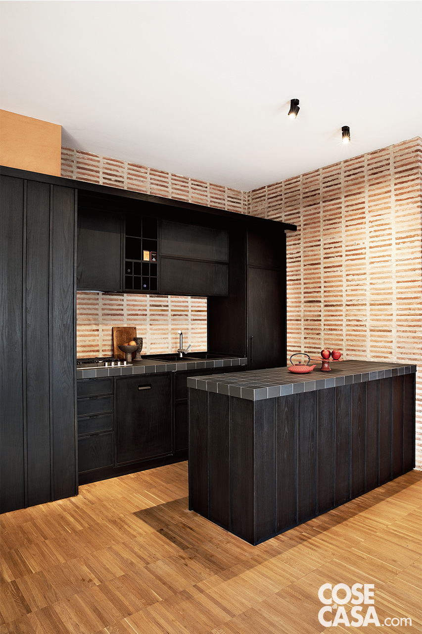 cucina in legno nera con isola