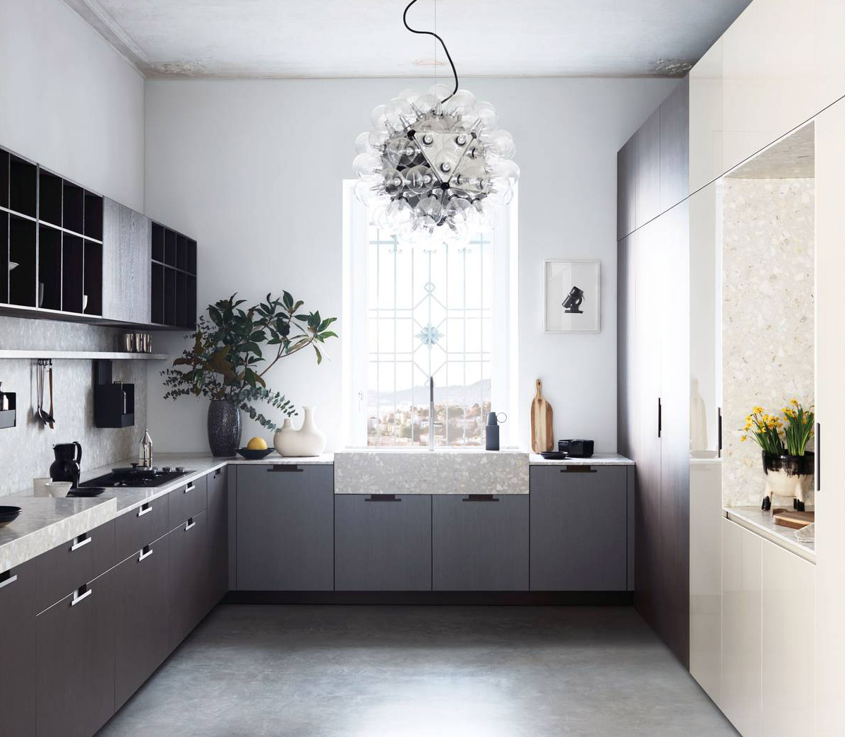 Ha le ante in melaminico Lutezio e le maniglie squadrate Ouverture bronzo per la cucina Maxima 2.2 di Cesar che si sviluppa a L. I moduli a giorno Trilli in Rovere Termocotto permettono di esporre stoviglie e accessori. Il top con il lavello incassato è realizzato in seminato Bianco Apuano. Prezzo su richiesta. www.cesar.it Ha le ante in melaminico Lutezio e le maniglie squadrate Ouverture bronzo per la cucina Maxima 2.2 di Cesar che si sviluppa a L. I moduli a giorno Trilli in Rovere Termocotto permettono di esporre stoviglie e accessori. Il top con il lavello incassato è realizzato in seminato Bianco Apuano. Prezzo su richiesta. www.cesar.it