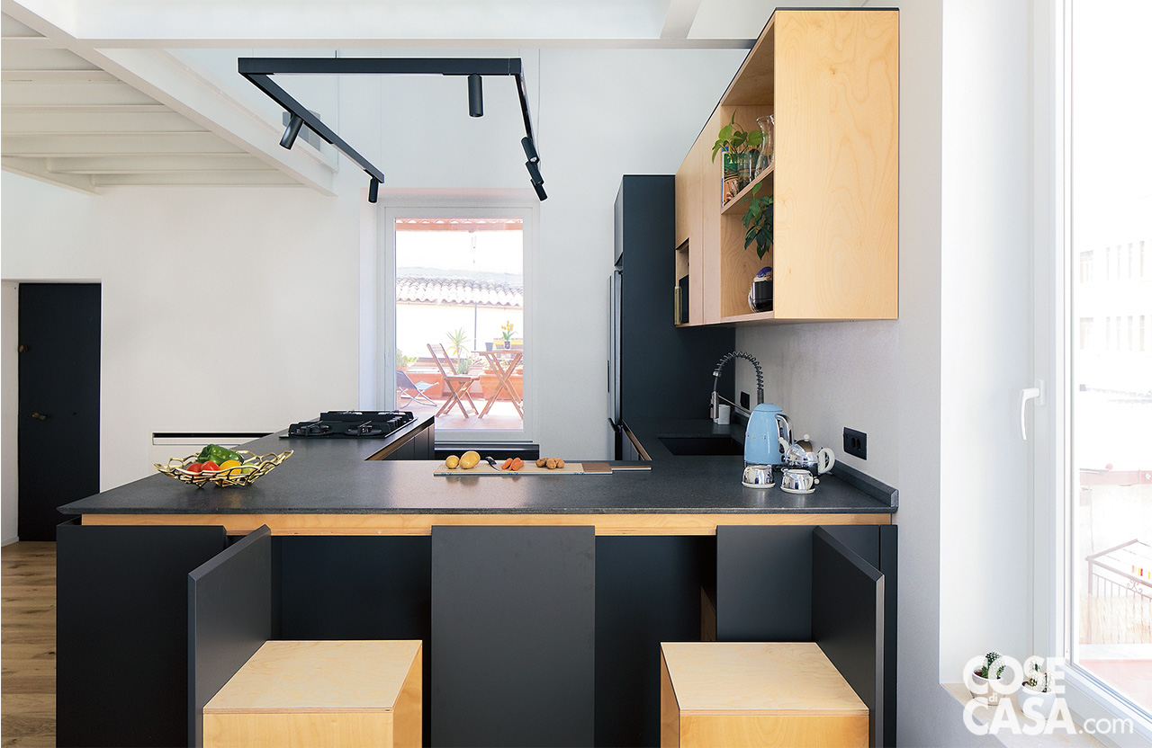 cucina nera e legno chiaro