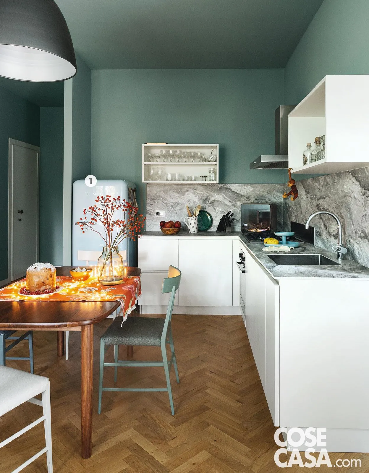 La cucina senza pensili, semplice ma resa elegante dall'effetto marmo di piani e alzata, scelti nello stesso colore e materiale, ha pareti e soffitti dipinti color verde salvia, che contrastano benissimo col bianco delle basi e dei due contenitori a giorno – Foto: Studio Roy. Styling: Lidia Elisa Covello. Progetto: arch. Nicola Carnevali. La cucina senza pensili, semplice ma resa elegante dall'effetto marmo di piani e alzata, scelti nello stesso colore e materiale, ha pareti e soffitti dipinti color verde salvia, che contrastano benissimo col bianco delle basi e dei due contenitori a giorno – Foto: Studio Roy. Styling: Lidia Elisa Covello. Progetto: arch. Nicola Carnevali.