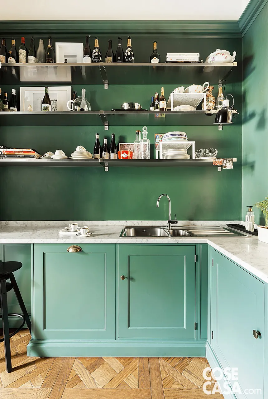 Il verde dei mobili e dei muri è il protagonista di questa soluzione classica, con basi con ante a telaio e parete attrezzata da mensole su tre file – Foto: Studio Daido. Styling: Studio Wolo. Progetto: Studio Tricot. Il verde dei mobili e dei muri è il protagonista di questa soluzione classica, con basi con ante a telaio e parete attrezzata da mensole su tre file – Foto: Studio Daido. Styling: Studio Wolo. Progetto: Studio Tricot.