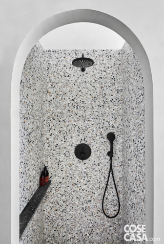 Originale doccia in nicchia con ingresso ad arco