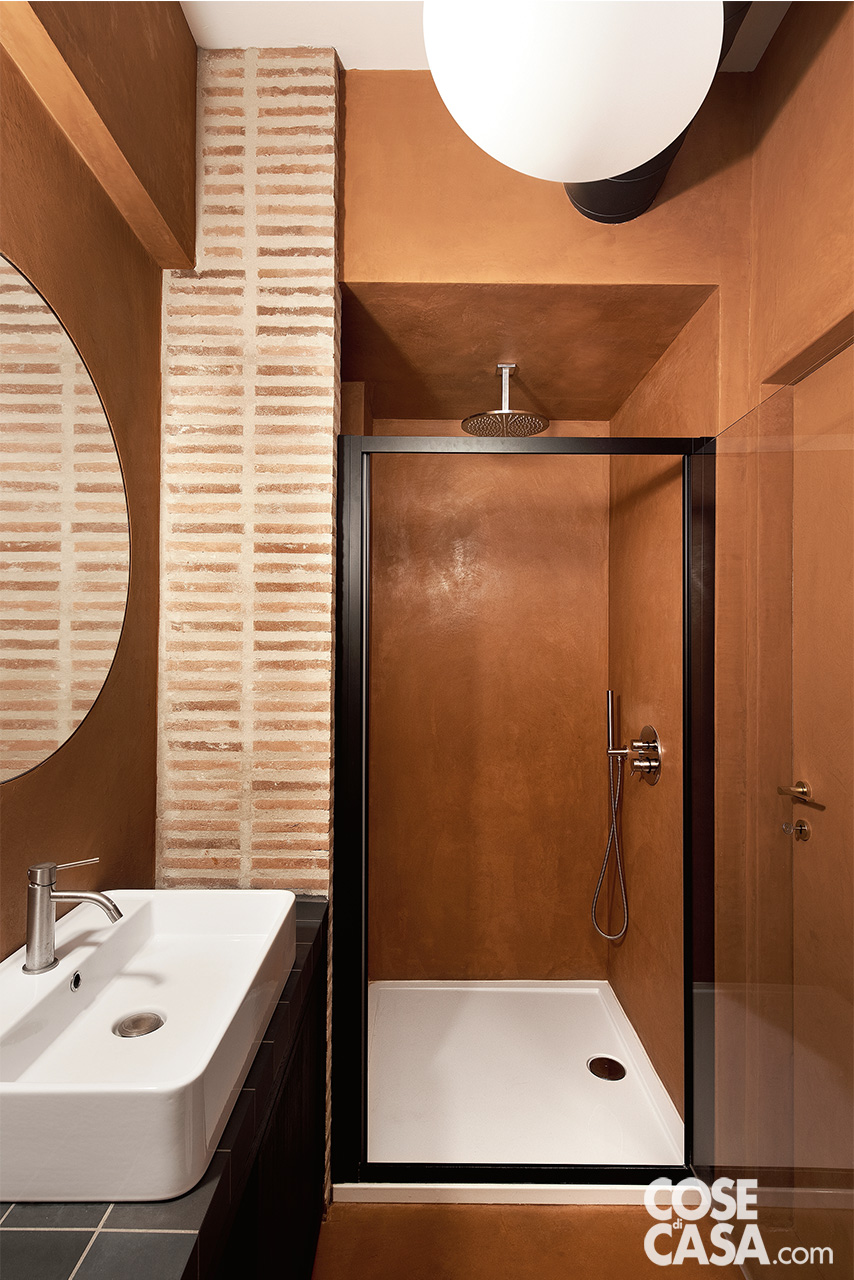 doccia profilo nero con parete a mattoncini salmone