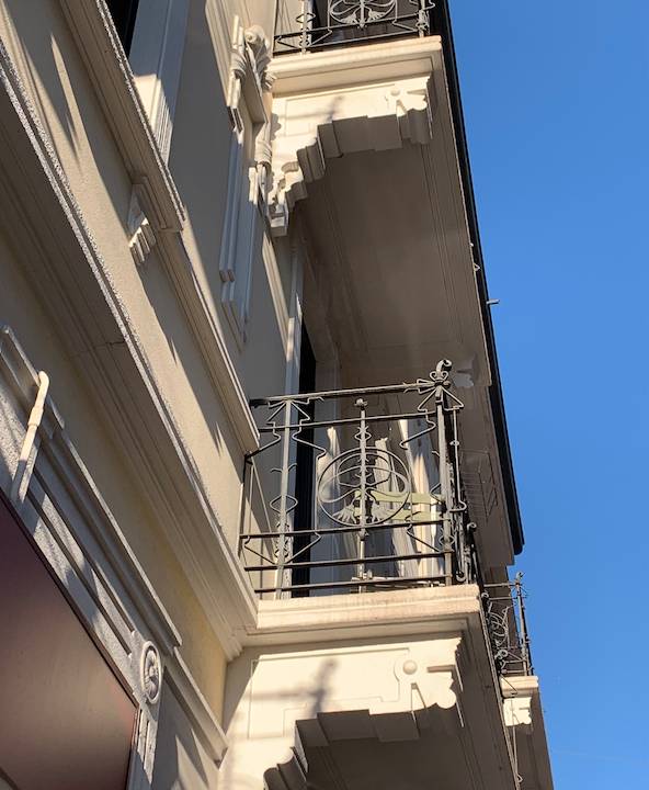 facciata con balconi e sottobalconi con fregi facciata con balconi e sottobalconi con fregi