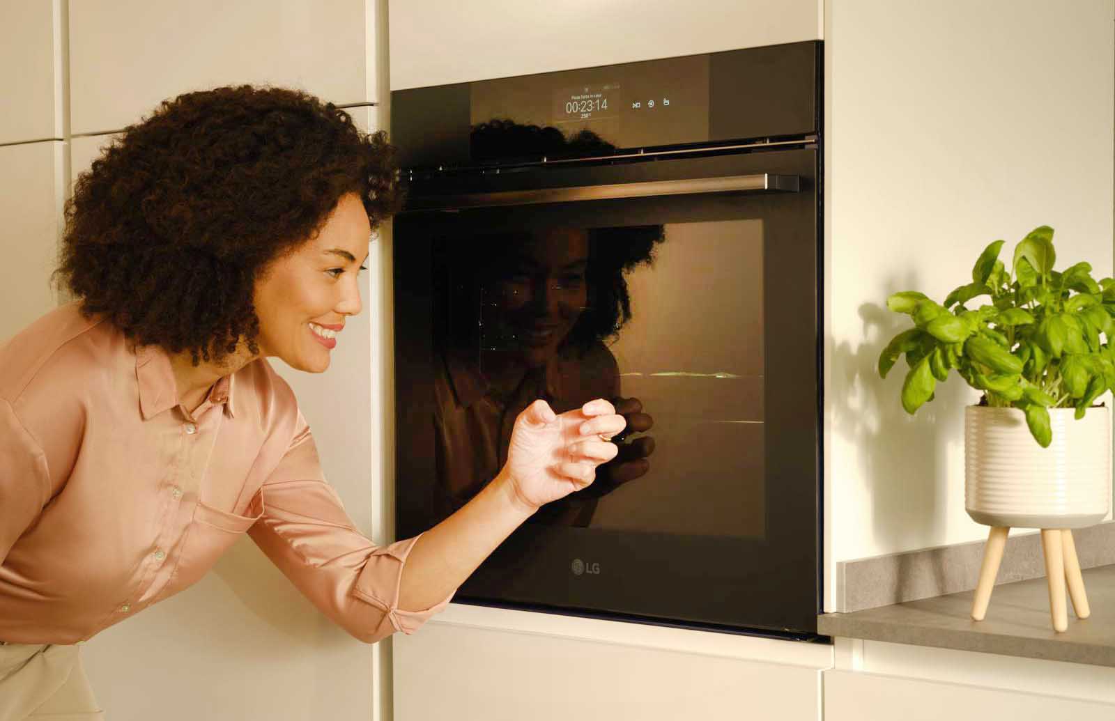 In classe A++, con cottura a vapore 100%, il forno InstaView WSED7667M di Lg ha 23 programmi, può anche friggere gli alimenti ed è veloce da pulire grazie alla funzione EasyClean. Capiente 76 litri, basta bussare due volte sullo sportello per illuminare la cavità e vedere a che punto è la preparazione. È gestibile da smartphone. Prezzo 1.399 euro. www.lg,com In classe A++, con cottura a vapore 100%, il forno InstaView WSED7667M di Lg ha 23 programmi, può anche friggere gli alimenti ed è veloce da pulire grazie alla funzione EasyClean. Capiente 76 litri, basta bussare due volte sullo sportello per illuminare la cavità e vedere a che punto è la preparazione. È gestibile da smartphone. Prezzo 1.399 euro. www.lg,com