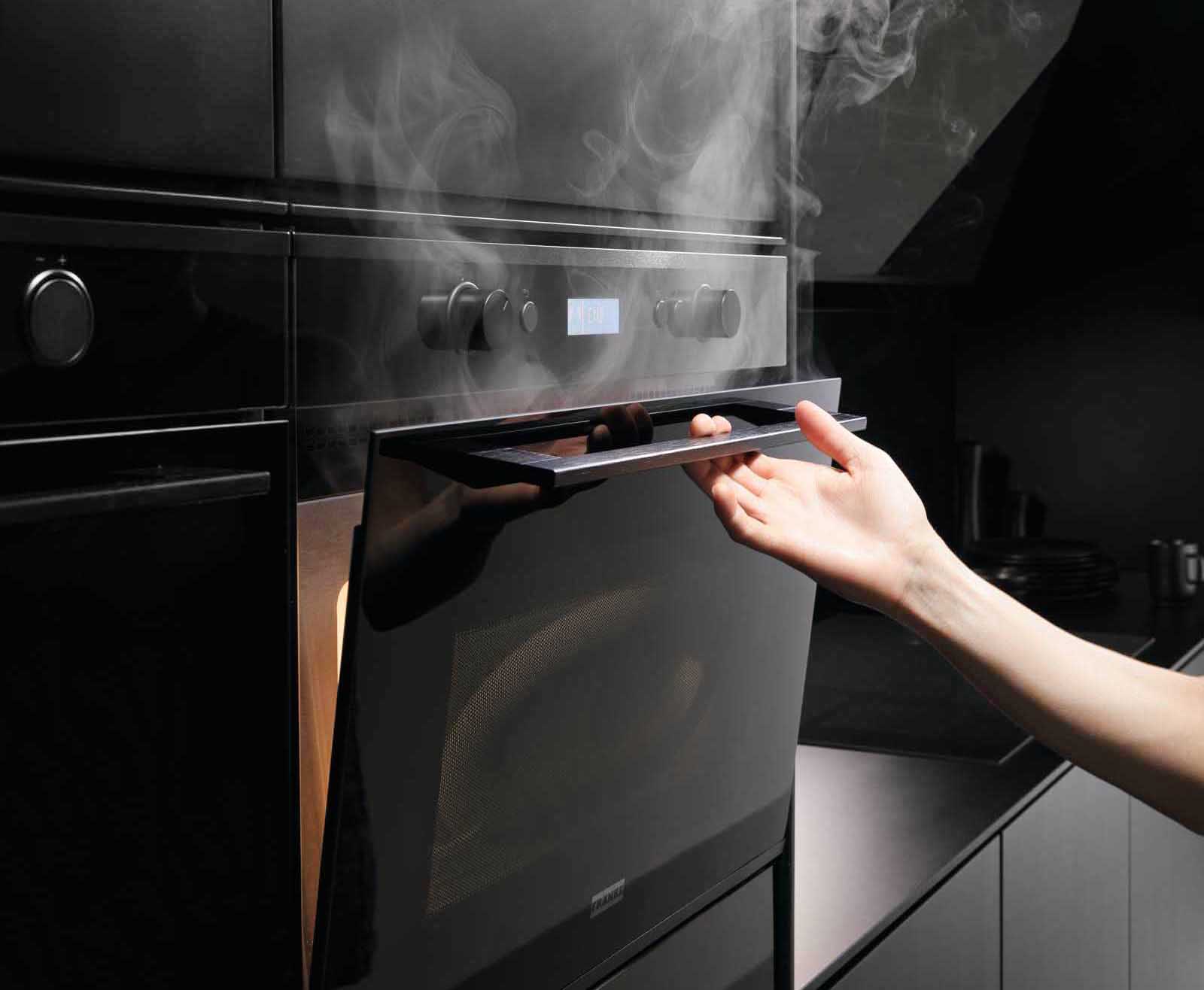 Il microonde combinato Mythos FMY 45 MW BK di Franke è dotato di 13 funzioni, display LCD, grill e ricette automatiche. È dotato inoltre della funzione Vapore Automatico e di quella Vapore Automatico + Microonde per ottenere una rapida e ottimale cottura degli alimenti. Capiente 45 litri, ha potenza del microonde di 900 watt. È fornito con l’accessorio vaporiera specifico per le cotture a vapore. Prezzo 1.669 euro. www.franke.com Il microonde combinato Mythos FMY 45 MW BK di Franke è dotato di 13 funzioni, display LCD, grill e ricette automatiche. È dotato inoltre della funzione Vapore Automatico e di quella Vapore Automatico + Microonde per ottenere una rapida e ottimale cottura degli alimenti. Capiente 45 litri, ha potenza del microonde di 900 watt. È fornito con l’accessorio vaporiera specifico per le cotture a vapore. Prezzo 1.669 euro. www.franke.com