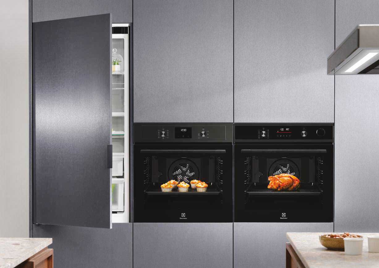 Il forno SteamCrisp EOC6H56H di Electrolux introduce la giusta umidità nel processo di cottura, così che i cibi cuociano a temperature più basse e non si asciughino, risultando dorati e croccanti fuori, morbidi e succosi dentro. In classe A+, ha anche la funzione pizza e di riscaldamento rapido automatico per far sì che il forno sia pronto con un tempo di preriscaldamento inferiore rispetto a quello dei sistemi tradizionali. Il display EXPlore LED permette un controllo rapido della cottura, dei tempi e della temperatura. Il programma di pulizia a vapore, AquaClean utilizza il potere dell'umidità per sciogliere il grasso ostinato e i residui. Prezzo da rivenditore. www.electrolux.it Il forno SteamCrisp EOC6H56H di Electrolux introduce la giusta umidità nel processo di cottura, così che i cibi cuociano a temperature più basse e non si asciughino, risultando dorati e croccanti fuori, morbidi e succosi dentro. In classe A+, ha anche la funzione pizza e di riscaldamento rapido automatico per far sì che il forno sia pronto con un tempo di preriscaldamento inferiore rispetto a quello dei sistemi tradizionali. Il display EXPlore LED permette un controllo rapido della cottura, dei tempi e della temperatura. Il programma di pulizia a vapore, AquaClean utilizza il potere dell'umidità per sciogliere il grasso ostinato e i residui. Prezzo da rivenditore. www.electrolux.it