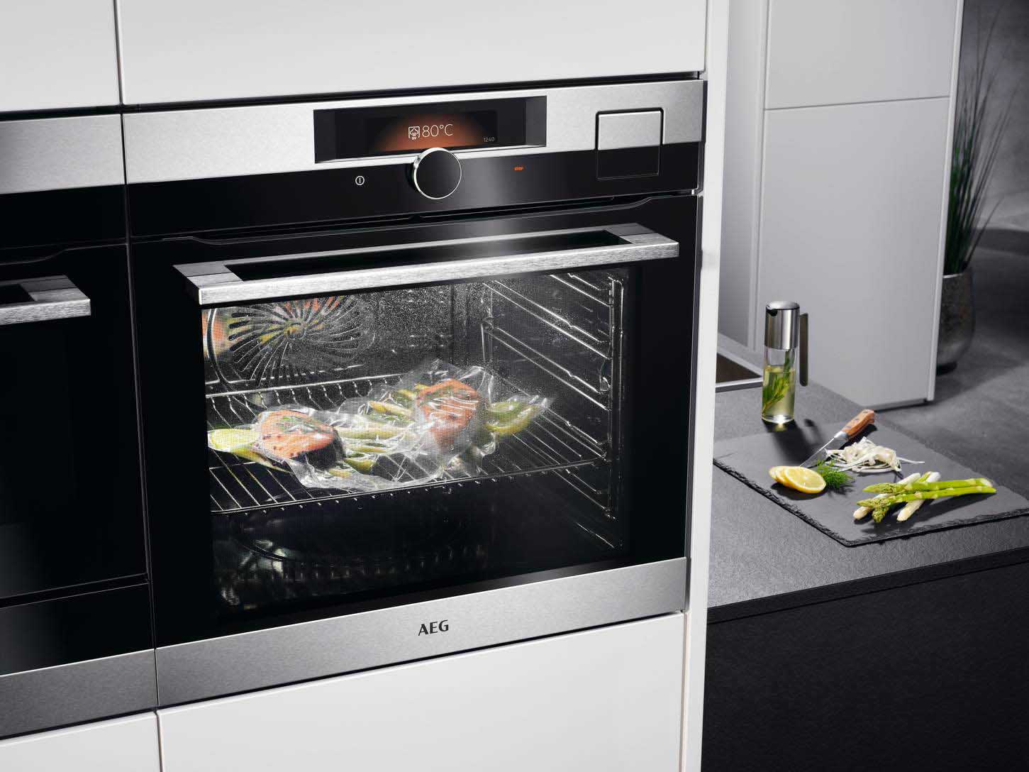 Nel forno SteamPro 9000 BSE998230M di Aeg la funzione Steamify® fa sì che, impostando la temperatura, il forno decida automaticamente la quantità di vapore necessaria per cuocere la pietanza. I tre livelli di cottura consentono di riscaldare, cuocere a vapore o utilizzare una cottura combinata. È possibile anche cuocere sottovuoto ed è dotato di termosonda per avere un controllo accurato e preciso. È in classe A++. Prezzo da rivenditore. www.aeg.it Nel forno SteamPro 9000 BSE998230M di Aeg la funzione Steamify® fa sì che, impostando la temperatura, il forno decida automaticamente la quantità di vapore necessaria per cuocere la pietanza. I tre livelli di cottura consentono di riscaldare, cuocere a vapore o utilizzare una cottura combinata. È possibile anche cuocere sottovuoto ed è dotato di termosonda per avere un controllo accurato e preciso. È in classe A++. Prezzo da rivenditore. www.aeg.it