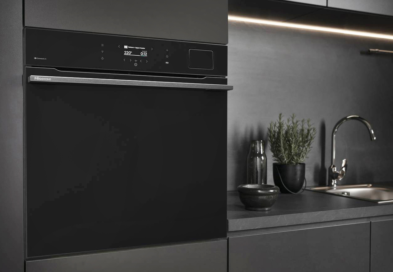 Il forno multifunzione BAS614P8B di Hisense combina una capacità XL di 77 litri con una classe energetica A+ per offrire prestazioni efficienti e versatili. La funzione di pulizia pirolitica elimina sporco e grasso bruciandoli a 480°C, quella Air Fry permette invece di ottenere piatti croccanti senza olio, la tecnologia Steam Add Pro utilizza il vapore per migliorare la preparazione di pane e dolci e la sonda di temperatura assicura una cottura precisa. Ha guide telescopiche e offre la gestione da remoto con ConnectLife. Prezzo da rivenditore. www.hisense.com Il forno multifunzione BAS614P8B di Hisense combina una capacità XL di 77 litri con una classe energetica A+ per offrire prestazioni efficienti e versatili. La funzione di pulizia pirolitica elimina sporco e grasso bruciandoli a 480°C, quella Air Fry permette invece di ottenere piatti croccanti senza olio, la tecnologia Steam Add Pro utilizza il vapore per migliorare la preparazione di pane e dolci e la sonda di temperatura assicura una cottura precisa. Ha guide telescopiche e offre la gestione da remoto con ConnectLife. Prezzo da rivenditore. www.hisense.com