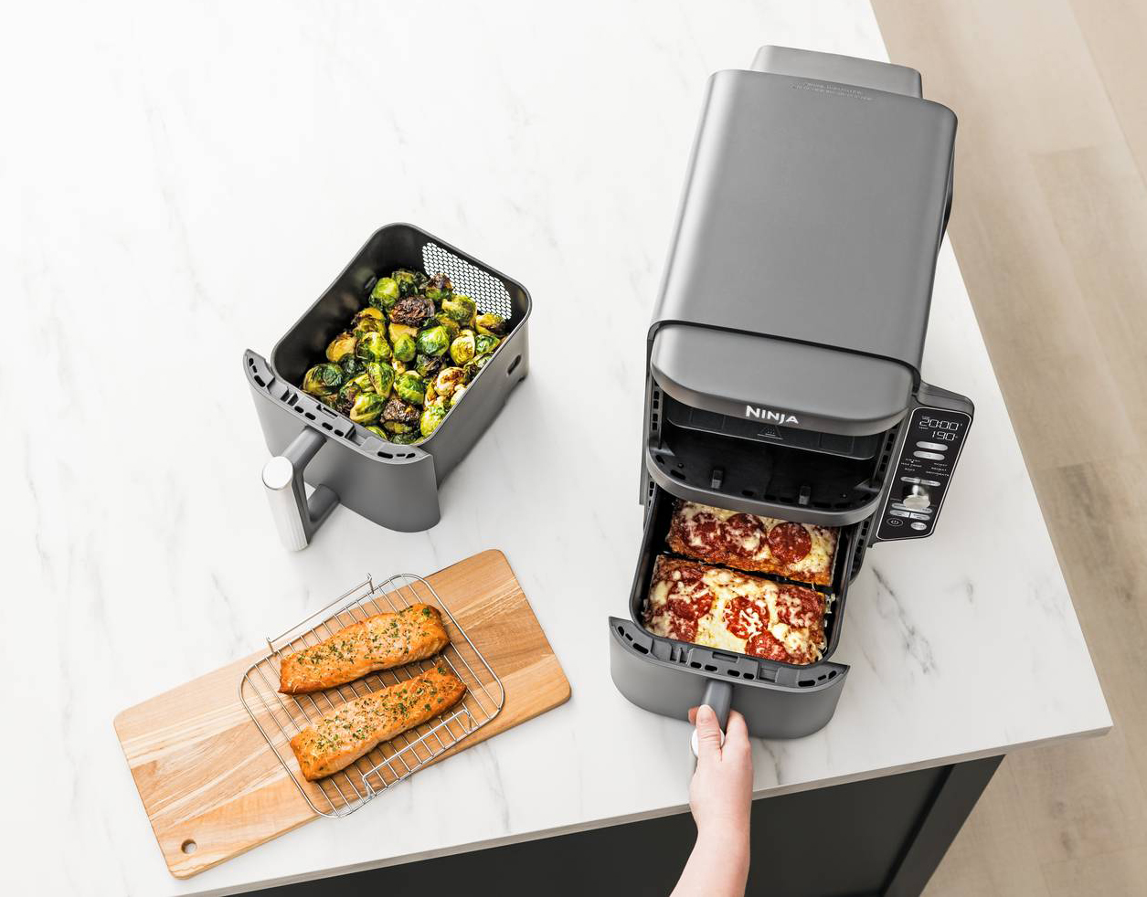 La disposizione in verticale dei 2 scomparti rende la friggitrice ad aria Ninja Double Stack XL più compatta. È in grado di cuocere quattro pietanze contemporaneamente e ha 6 programmi di cottura (frittura ad aria, max crisp, cottura arrosto, cottura al forno, essiccazione, riscaldamento), I 2 scomparti regolabili separatamente, hanno ciascuno capienza di 4,75 litri. Misura L 38,5 x P 47 x H 28 cm. Prezzo 269,99 euro. www.ninjakitchen.it La disposizione in verticale dei 2 scomparti rende la friggitrice ad aria Ninja Double Stack XL più compatta. È in grado di cuocere quattro pietanze contemporaneamente e ha 6 programmi di cottura (frittura ad aria, max crisp, cottura arrosto, cottura al forno, essiccazione, riscaldamento), I 2 scomparti regolabili separatamente, hanno ciascuno capienza di 4,75 litri. Misura L 38,5 x P 47 x H 28 cm. Prezzo 269,99 euro. www.ninjakitchen.it