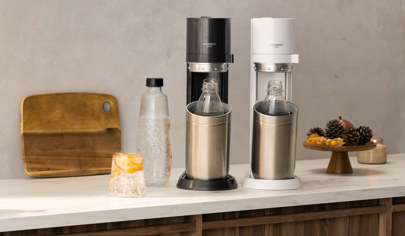 Estremamente pratico grazie alla compatibilità con le bottiglie in vetro e con quelle in PET, il gasatore DUO di SodaStream grazie alla sua compattezza, trova facile collocazione in ogni angolo della cucina. È semplice da usare grazie al sistema Quick Connect che permette l’aggancio e non l’avvitamento della bombola. Misura L 15,5 x P 28 x H 44 cm. Il kit comprende gasatore, bottiglia in vetro e bottiglia in PET entrambe da 1 litro e cilindro di CO2. Prezzo 179,90 euro.  www.sodastream.it Estremamente pratico grazie alla compatibilità con le bottiglie in vetro e con quelle in PET, il gasatore DUO di SodaStream grazie alla sua compattezza, trova facile collocazione in ogni angolo della cucina. È semplice da usare grazie al sistema Quick Connect che permette l’aggancio e non l’avvitamento della bombola. Misura L 15,5 x P 28 x H 44 cm. Il kit comprende gasatore, bottiglia in vetro e bottiglia in PET entrambe da 1 litro e cilindro di CO2. Prezzo 179,90 euro.  www.sodastream.it