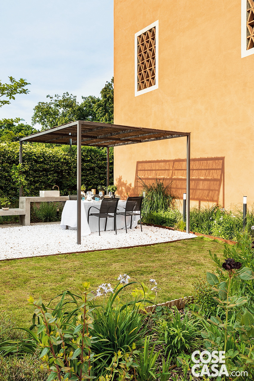 giardino con gazebo e zona pranzo