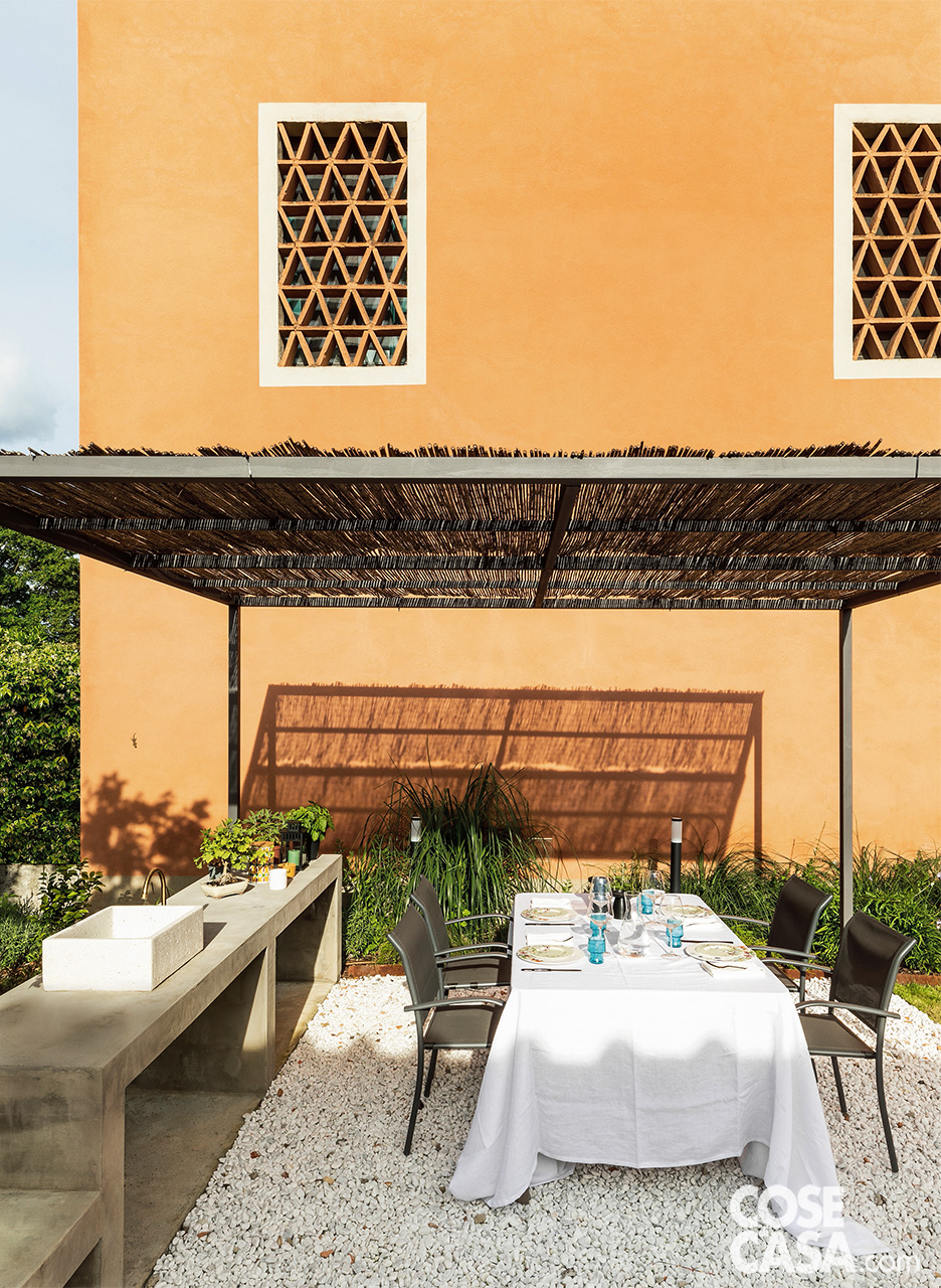 giardino con zona pranzo sotto al gazebo
