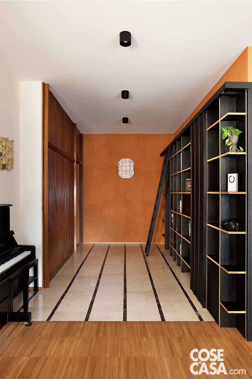 ingresso con libreria nera