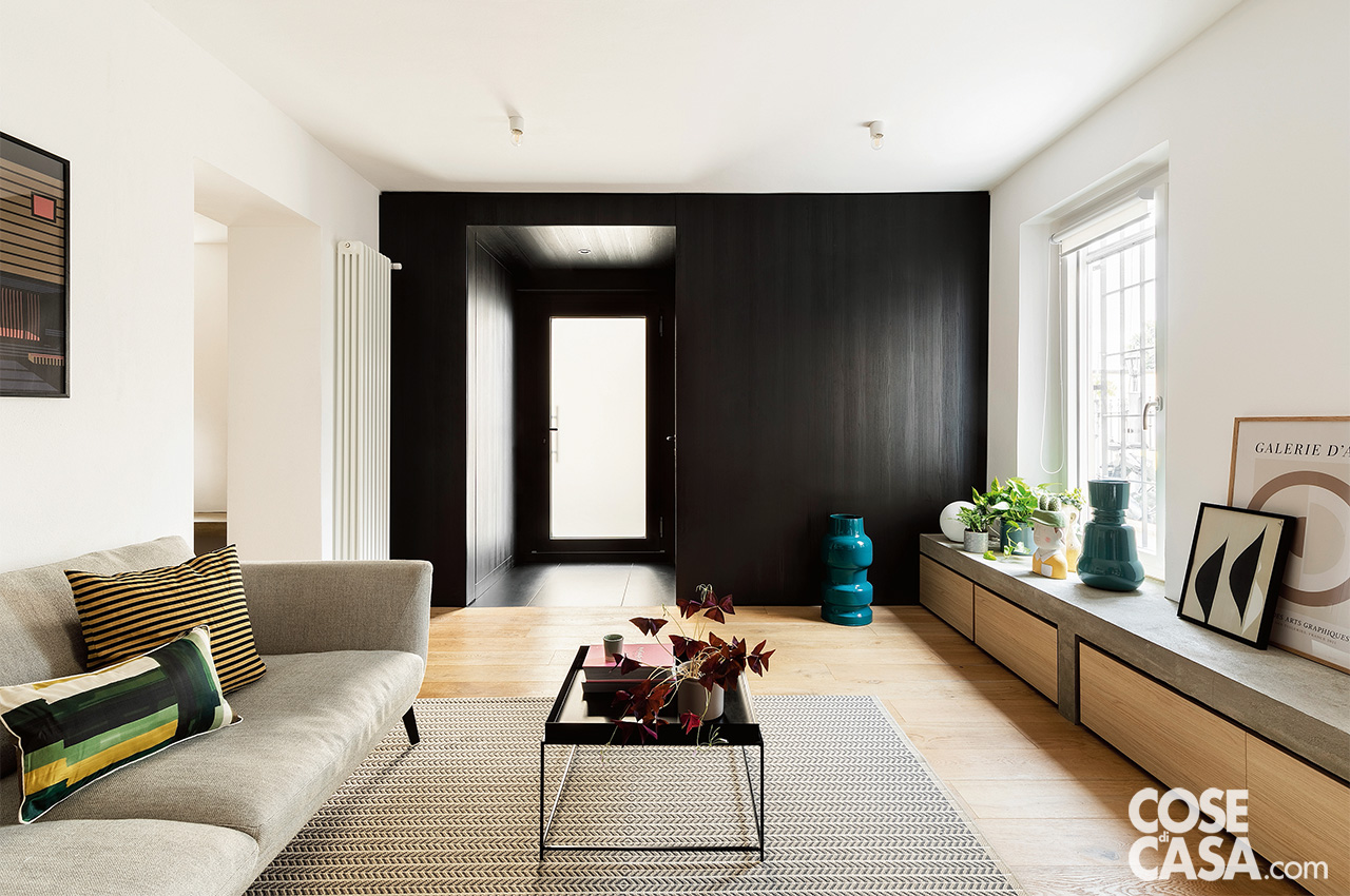 ingresso con rivestimenti neri e suggiono