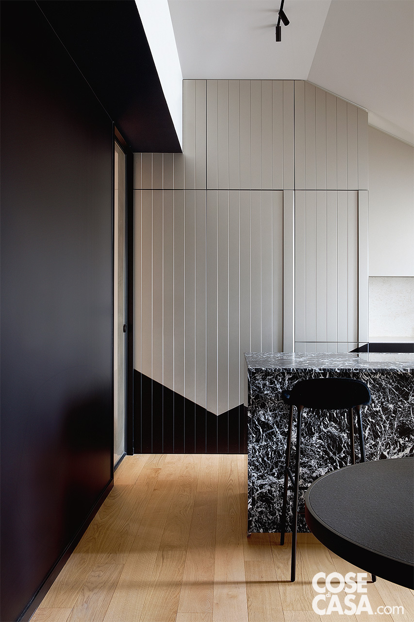 isola cucina in marmo bianco e nero