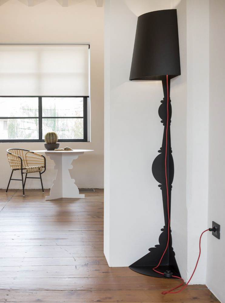 Si trasforma in un segno grafico sulla parete candida la grande lampada da terra Demì 90°di YoumeAnd in vendita su Sediarreda: è prodotta in Italia in metallo verniciato a polvere nero e ha il cavo di alimentazione rosso che si trasforma in un elemento decorativo. La sagoma che si ispira ai modelli del passato si apre a 90 gradi per poterla posizionare negli angoli. Misura L 30 x P 30 x H 181 cm. Prezzo 710 euro. www.sediarreda.com Si trasforma in un segno grafico sulla parete candida la grande lampada da terra Demì 90°di YoumeAnd in vendita su Sediarreda: è prodotta in Italia in metallo verniciato a polvere nero e ha il cavo di alimentazione rosso che si trasforma in un elemento decorativo. La sagoma che si ispira ai modelli del passato si apre a 90 gradi per poterla posizionare negli angoli. Misura L 30 x P 30 x H 181 cm. Prezzo 710 euro. www.sediarreda.com