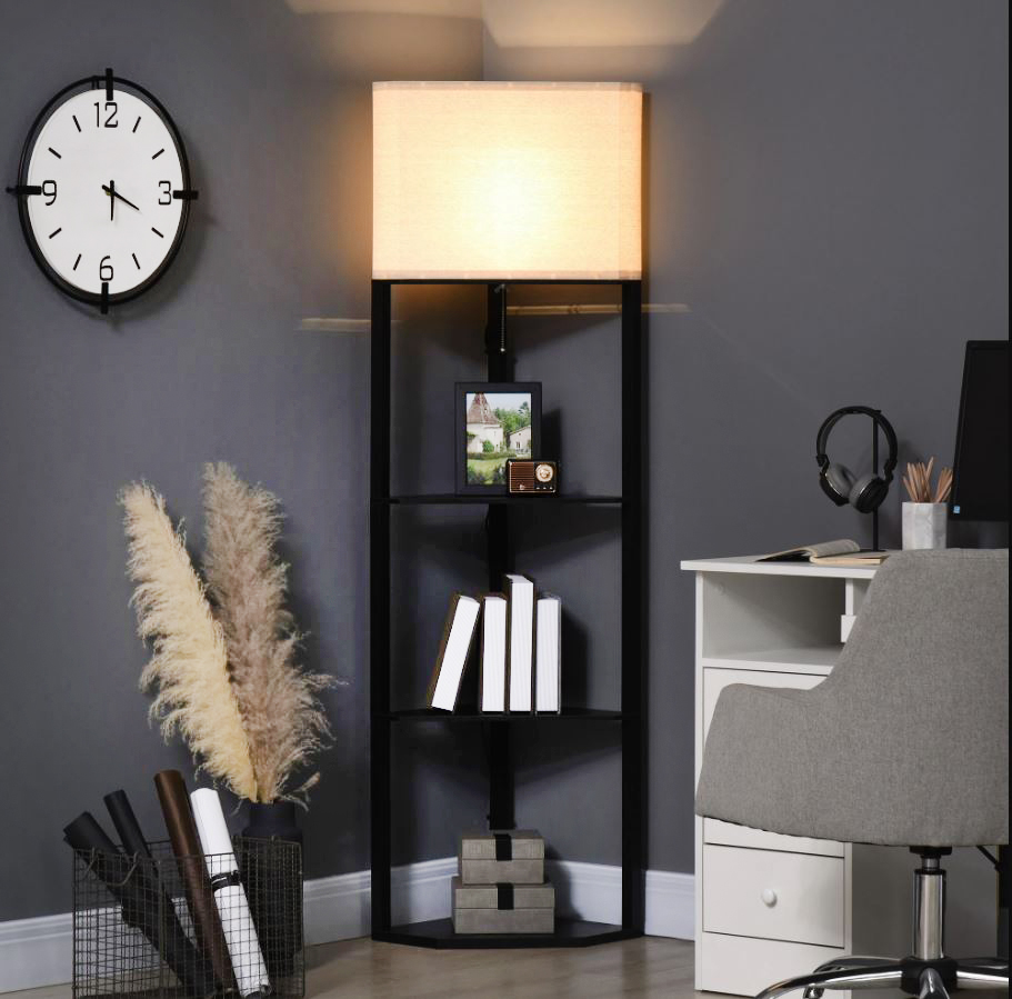 Si inserisce perfettamente in un angolo del living, grazie alla forma triangolare, la lampada da terra di HOMCOM in vendita su Aosom. È dotata di un paralume in tessuto bianco e di tre pratici ripiani che permettono di esporre libri e oggetti. La struttura in MDF la rende solida e stabile. Misura L 50 x P 37 x H 159 cm. Prezzo 57,95 euro. www.aosom.it Si inserisce perfettamente in un angolo del living, grazie alla forma triangolare, la lampada da terra di HOMCOM in vendita su Aosom. È dotata di un paralume in tessuto bianco e di tre pratici ripiani che permettono di esporre libri e oggetti. La struttura in MDF la rende solida e stabile. Misura L 50 x P 37 x H 159 cm. Prezzo 57,95 euro. www.aosom.it