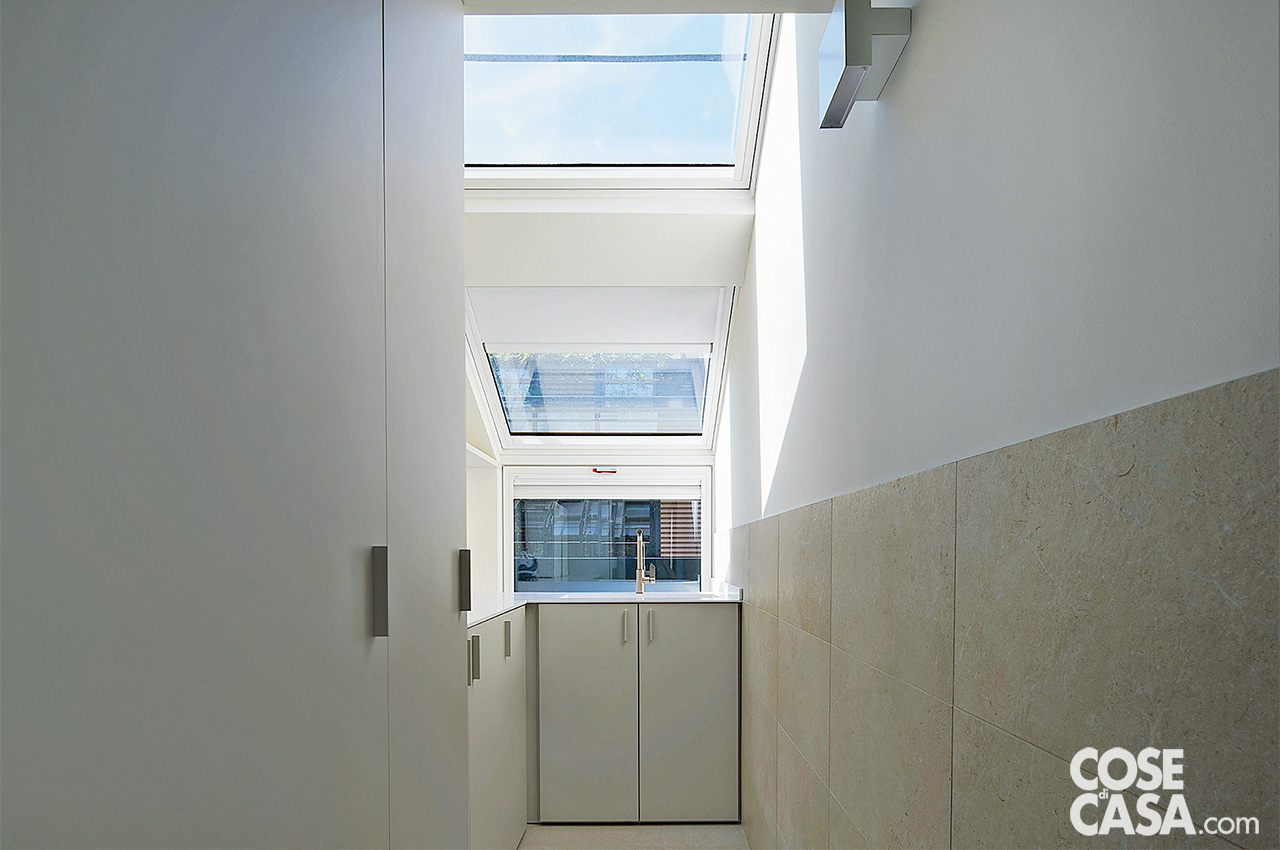 Locale lavanderia con elettrodomestici nascosti nei mobili Locale lavanderia con elettrodomestici nascosti nei mobili