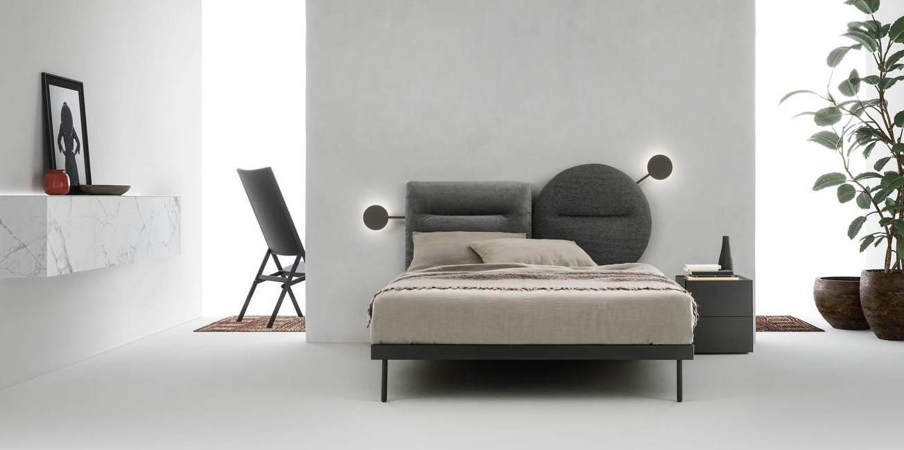 Ha una testiera originale, formata da due elementi geometrici e dotata di due eleganti lampade direzionabili, il letto Bishape di Caccaro che illumina l'ambiente e dà vita ad un'atmosfera accogliente. Misura L 172 x P 218 x H 127 cm. Prezzo  a partire da 2.706 euro + iva (come in foto). www.caccaro.com Ha una testiera originale, formata da due elementi geometrici e dotata di due eleganti lampade direzionabili, il letto Bishape di Caccaro che illumina l'ambiente e dà vita ad un'atmosfera accogliente. Misura L 172 x P 218 x H 127 cm. Prezzo  a partire da 2.706 euro + iva (come in foto). www.caccaro.com