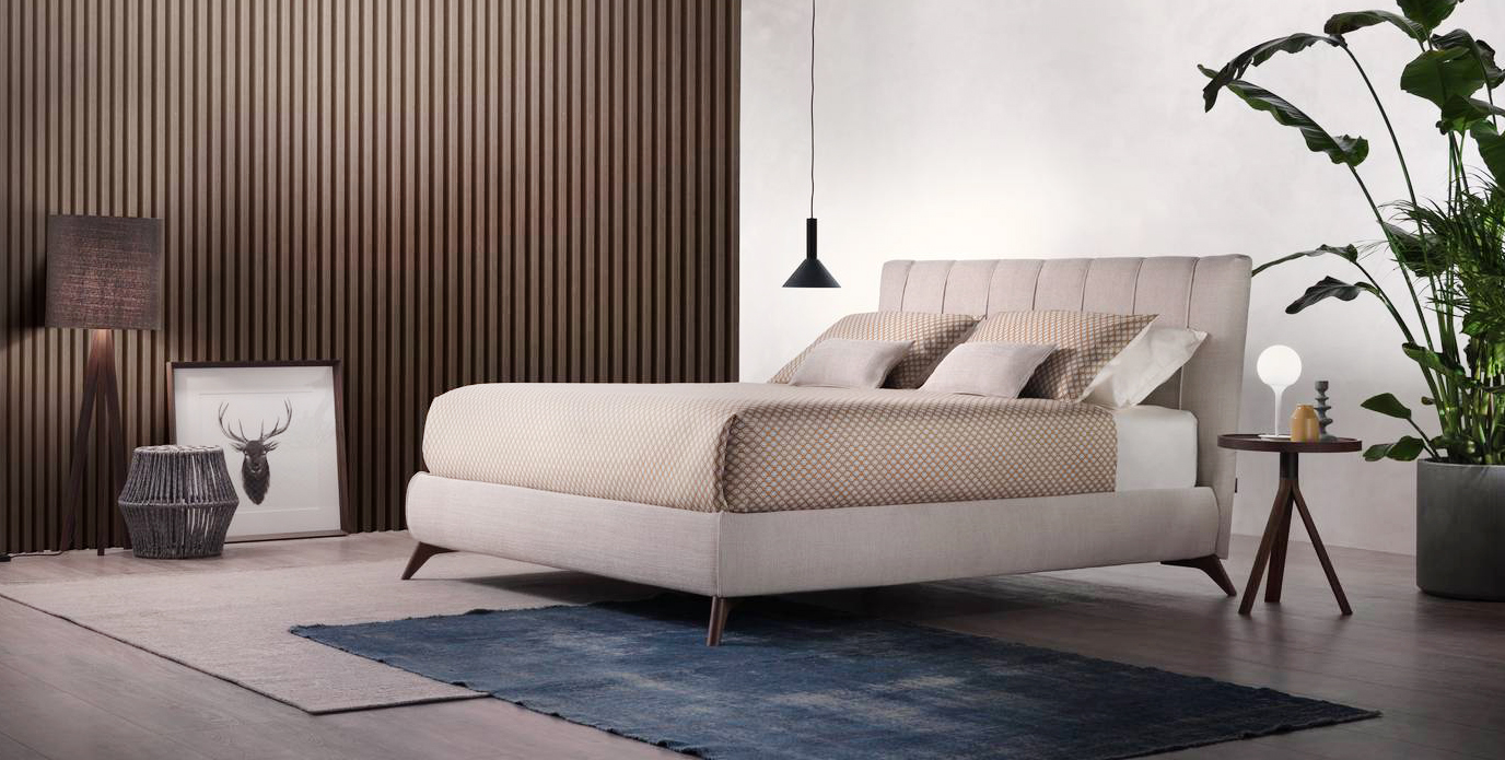 Il letto Chamolè di Altrenotti è imbottito e rivestito in tessuto chiaro completamente sfoderabile; inoltre, è dotato di un piano da riposo ergonomico, di un materasso, di un piumino e di un set coordinato. La testiera lineare, impreziosita da una serie di cuciture verticali con piping nello stesso tessuto, è la protagonista indiscussa. Misura L 178 x P 212 x H 106 cm. Prezzo a partire da 3.027,00 euro in promozione -30% di sconto = 2.119,00 euro. www.altrenotti.it Il letto Chamolè di Altrenotti è imbottito e rivestito in tessuto chiaro completamente sfoderabile; inoltre, è dotato di un piano da riposo ergonomico, di un materasso, di un piumino e di un set coordinato. La testiera lineare, impreziosita da una serie di cuciture verticali con piping nello stesso tessuto, è la protagonista indiscussa. Misura L 178 x P 212 x H 106 cm. Prezzo a partire da 3.027,00 euro in promozione -30% di sconto = 2.119,00 euro. www.altrenotti.it