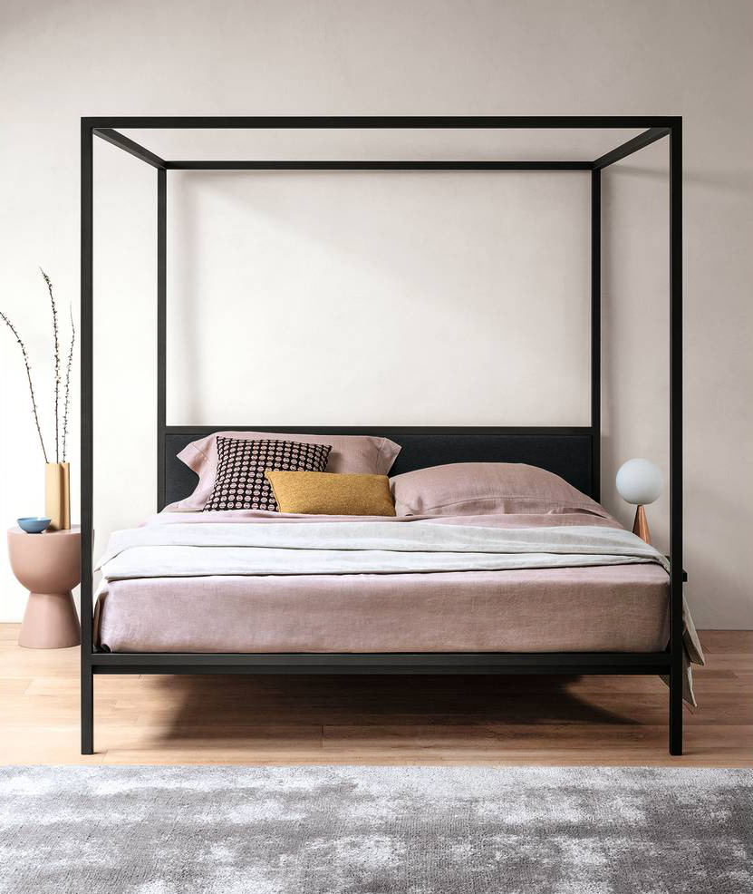 Scenografico e decorativo il modello Frame Canopy Bed di Fantin, il letto a  baldacchino che ha la struttura in metallo riciclabile, con il telaio quadrato, disponibile in 35 finiture cromatiche con verniciatura a polveri esclusivamente atossiche. Misura L 169 x P 211 x H 200 cm. Prezzo a partire da 3.209 euro. www.fantin.com Scenografico e decorativo il modello Frame Canopy Bed di Fantin, il letto a  baldacchino che ha la struttura in metallo riciclabile, con il telaio quadrato, disponibile in 35 finiture cromatiche con verniciatura a polveri esclusivamente atossiche. Misura L 169 x P 211 x H 200 cm. Prezzo a partire da 3.209 euro. www.fantin.com
