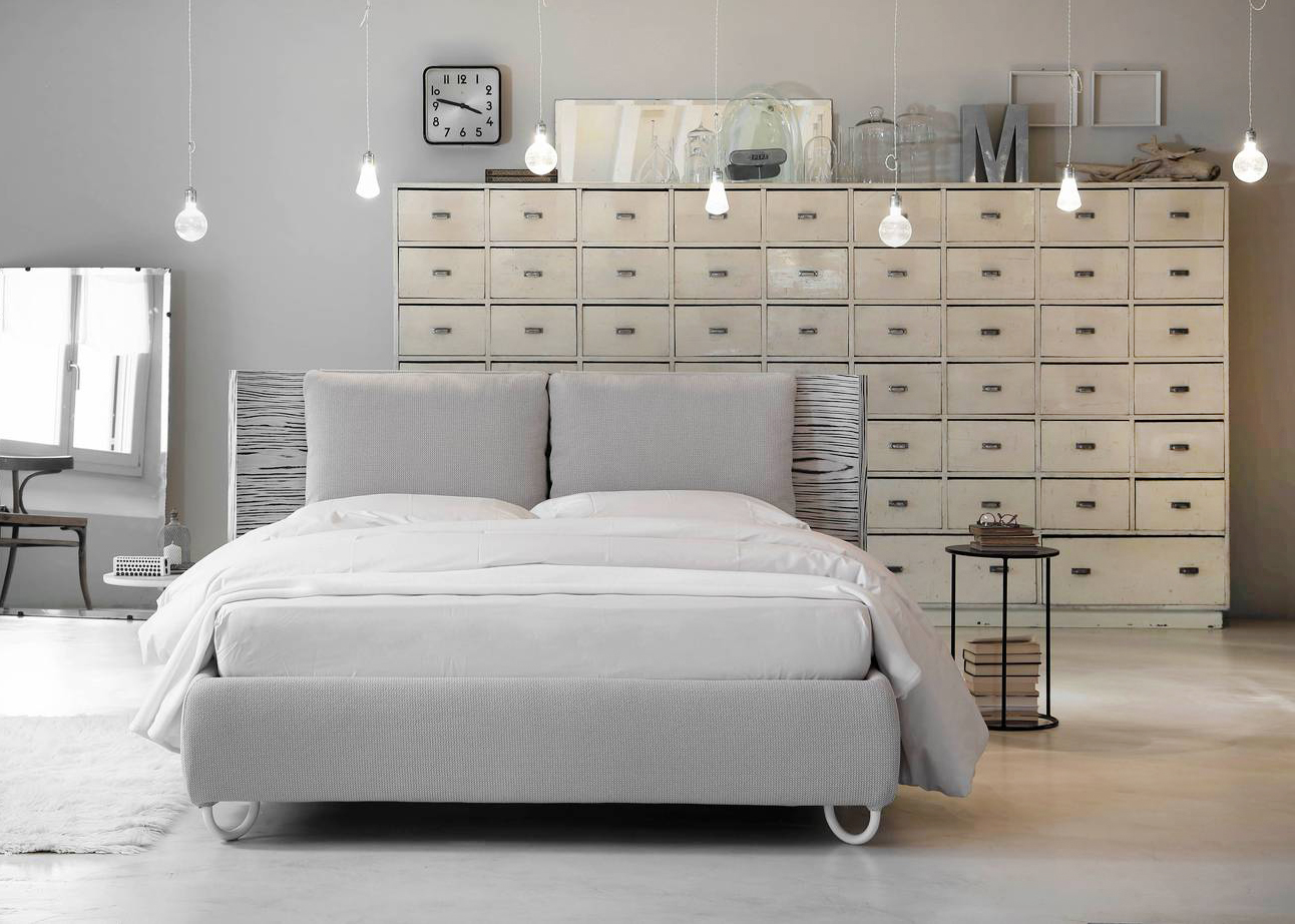 Ha una forma compatta il letto HUG 01 Pillows di Noctis che include il sistema contenitore Folding Box®. La testata è realizzata in essenza chiara Savannah ed è completata da due grandi  cuscini imbottiti in schiumati super soft e rivestiti in tessuto Scubidù come il giroletto, che li rendono morbidi al tatto e con una forma avvolgente. Misura L 208 x P 209 x H 112 cm. Prezzo 3.815 euro. www.noctis.it Ha una forma compatta il letto HUG 01 Pillows di Noctis che include il sistema contenitore Folding Box®. La testata è realizzata in essenza chiara Savannah ed è completata da due grandi  cuscini imbottiti in schiumati super soft e rivestiti in tessuto Scubidù come il giroletto, che li rendono morbidi al tatto e con una forma avvolgente. Misura L 208 x P 209 x H 112 cm. Prezzo 3.815 euro. www.noctis.it