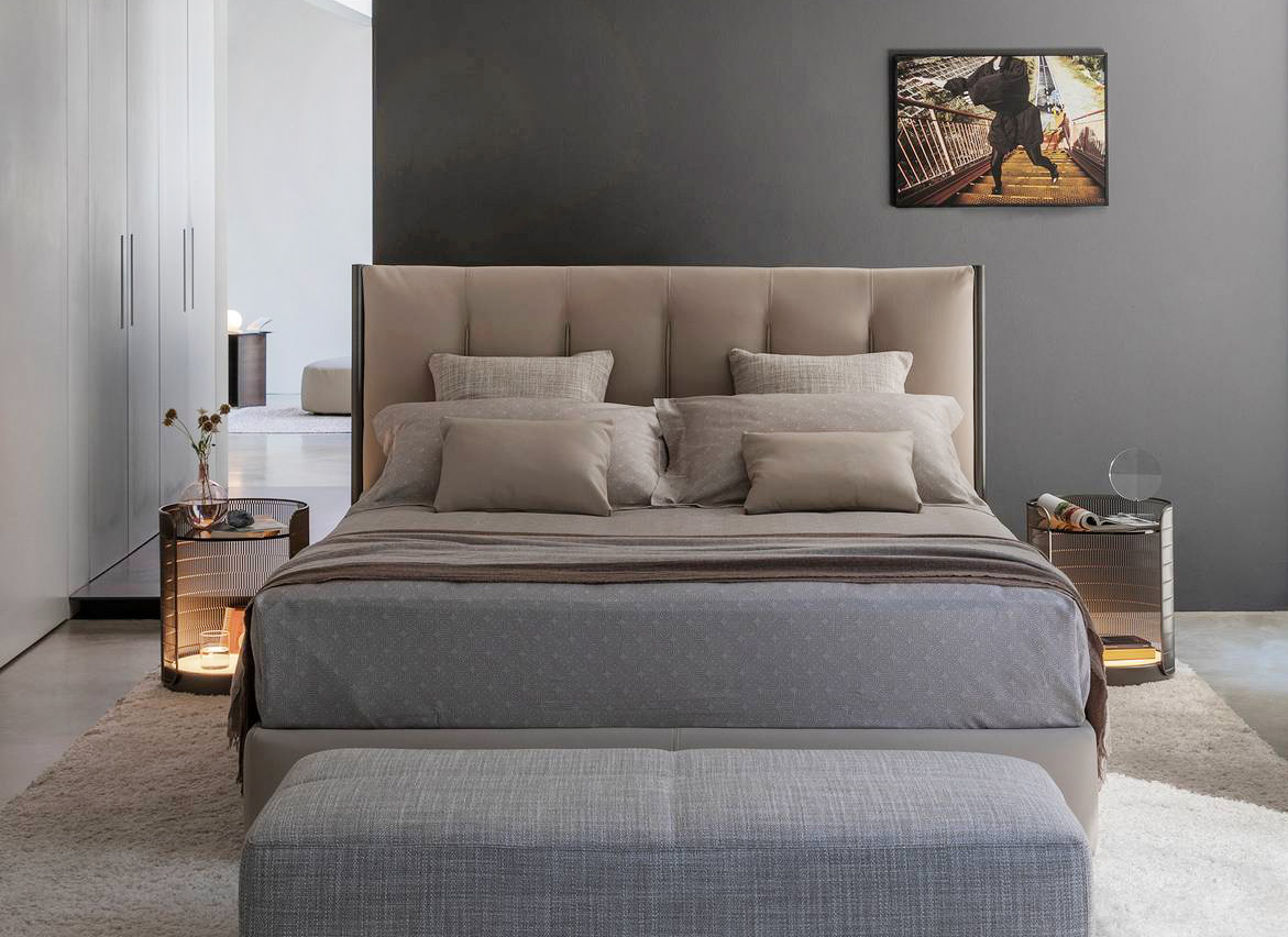 Ha la testata incorniciata dalla preziosa struttura in metallo che scende a formare i piedini il modello KOI di Flou: le trapuntature verticali del tessuto slanciano la struttura. Il rivestimento, disponibile in tessuto o in pelle, è completamente sfoderabile. Misura L 184 x P 213 x H 121 cm. Prezzo 4.190 euro (escluso materasso e biancheria). www.flou.it Ha la testata incorniciata dalla preziosa struttura in metallo che scende a formare i piedini il modello KOI di Flou: le trapuntature verticali del tessuto slanciano la struttura. Il rivestimento, disponibile in tessuto o in pelle, è completamente sfoderabile. Misura L 184 x P 213 x H 121 cm. Prezzo 4.190 euro (escluso materasso e biancheria). www.flou.it