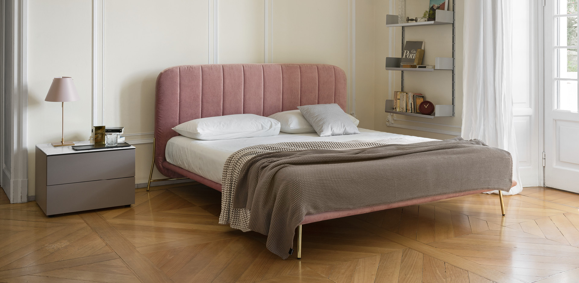 Il letto Le Marais di Calligaris ha un design moderno e lineare: è composto da un'ampia testiera arrotondata, imbottita e rivestita in tessuto in una delicata sfumatura di rosa con cuciture verticali, e da sottili piedini in metallo ottone lucido. Misura L 186 x P 212 x H 106 cm. Prezzo a partire da 2.038 euro. www.calligaris.com Il letto Le Marais di Calligaris ha un design moderno e lineare: è composto da un'ampia testiera arrotondata, imbottita e rivestita in tessuto in una delicata sfumatura di rosa con cuciture verticali, e da sottili piedini in metallo ottone lucido. Misura L 186 x P 212 x H 106 cm. Prezzo a partire da 2.038 euro. www.calligaris.com