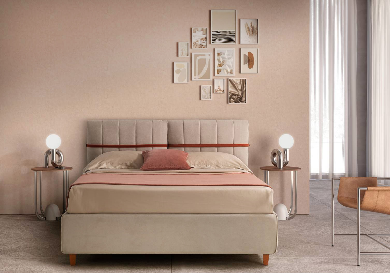 È dotato di un comodo vano contenitore il letto Onda di Perdormire che è completamente sfoderabile e lavabile. La morbida testata è composta da due cuscini decorati da cuciture verticali  e impreziositi dalla presenza di due cinghie in tessuto in una colorazione in contrasto. La rete a doghe è inclusa nel prezzo; il sollevamento del contenitore è a compasso di serie. Misura L 180 x P 208 x H 112 cm. Prezzo a partire da 899 euro. www.perdormire.com È dotato di un comodo vano contenitore il letto Onda di Perdormire che è completamente sfoderabile e lavabile. La morbida testata è composta da due cuscini decorati da cuciture verticali  e impreziositi dalla presenza di due cinghie in tessuto in una colorazione in contrasto. La rete a doghe è inclusa nel prezzo; il sollevamento del contenitore è a compasso di serie. Misura L 180 x P 208 x H 112 cm. Prezzo a partire da 899 euro. www.perdormire.com