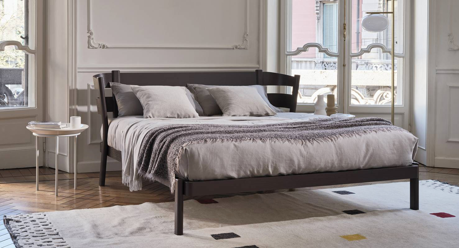 Fa parte della collezione Yelek di Gervasoni ha la struttura in legno di frassino naturale o laccato che può anche essere vestita e svestita con un tessuto imbottito e trapuntato. La testiera, leggermente curvata sui lati cinge il riposo, creando un luogo privato e protetto. Misura L 210 x P 218 x H 93 cm. Prezzo a partire da 4.143 euro. www.gervasoni1882.com Fa parte della collezione Yelek di Gervasoni ha la struttura in legno di frassino naturale o laccato che può anche essere vestita e svestita con un tessuto imbottito e trapuntato. La testiera, leggermente curvata sui lati cinge il riposo, creando un luogo privato e protetto. Misura L 210 x P 218 x H 93 cm. Prezzo a partire da 4.143 euro. www.gervasoni1882.com