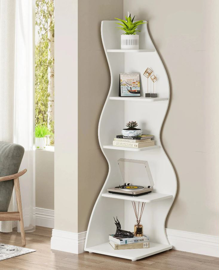 La libreria angolare in vendita su Interior Dream Design è composta da cinque mensole inserite in una sinuosa sagoma candida in legno bianco che “veste” l'angolo. I ripiani sono regolabili in altezza in fase di montaggio. Misura L 48 x P 48 x H 180 cm. Prezzo 6161,40 euro. www.interiordreamdesign.com La libreria angolare in vendita su Interior Dream Design è composta da cinque mensole inserite in una sinuosa sagoma candida in legno bianco che “veste” l'angolo. I ripiani sono regolabili in altezza in fase di montaggio. Misura L 48 x P 48 x H 180 cm. Prezzo 6161,40 euro. www.interiordreamdesign.com