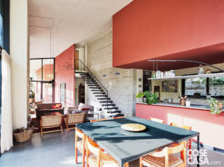 Cucina a vista al piano terra, con zona pranzo di fronte Cucina a vista al piano terra, con zona pranzo di fronte