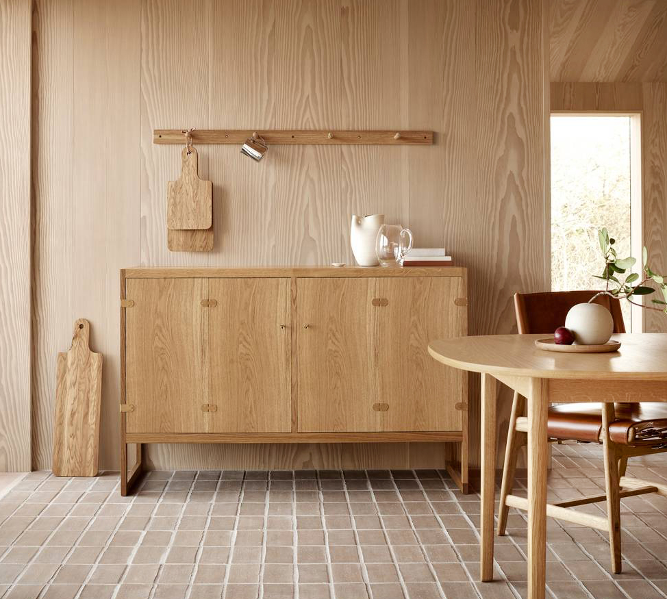 Rovere certificato FSC per la madia BM0057 di Carl Hansen & Søn che è raffinata e funzionale grazie alla presenza di ripiani regolabili e cassetti spaziosi. La quasi totale assenza di elementi decorativi, fatta eccezione per le staffe in ottone posizionate simmetricamente, mette in risalto la matericità del legno. Misura L 138 x P 50 x H 90 cm. Prezzo 5.497 euro. www.carlhansen.com