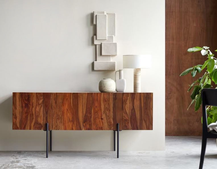 Le calde sfumature del pregiato legno di palissandro,  con venatura a contrasto, per la credenza alta Honorine di Tikamoon che ha le ante dotate di sistema di chiusura a rallentatore. Le gambe in metallo nero, reversibili e regolabili, permettono di modificare l'altezza a piacere. Misura L 165 x P 50 x H 76 cm. Prezzo 899 euro. www.tikamoon.it