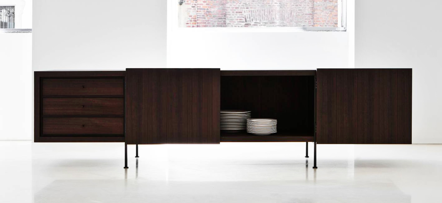 La grande madia Tiller di Porro ha la struttura a sviluppo orizzontale e i frontali realizzati in eucalipto o palissandro santos; i sottili piedini sono in metallo verniciato nero. Le quattro ante si aprono una sull'altra ruotando di 180° e dando vita a figurazioni sempre diverse. Misura L 233 x P 53,5 x H 61,5 cm. Prezzo a partire da 4.694 euro + Iva. www.porro.com